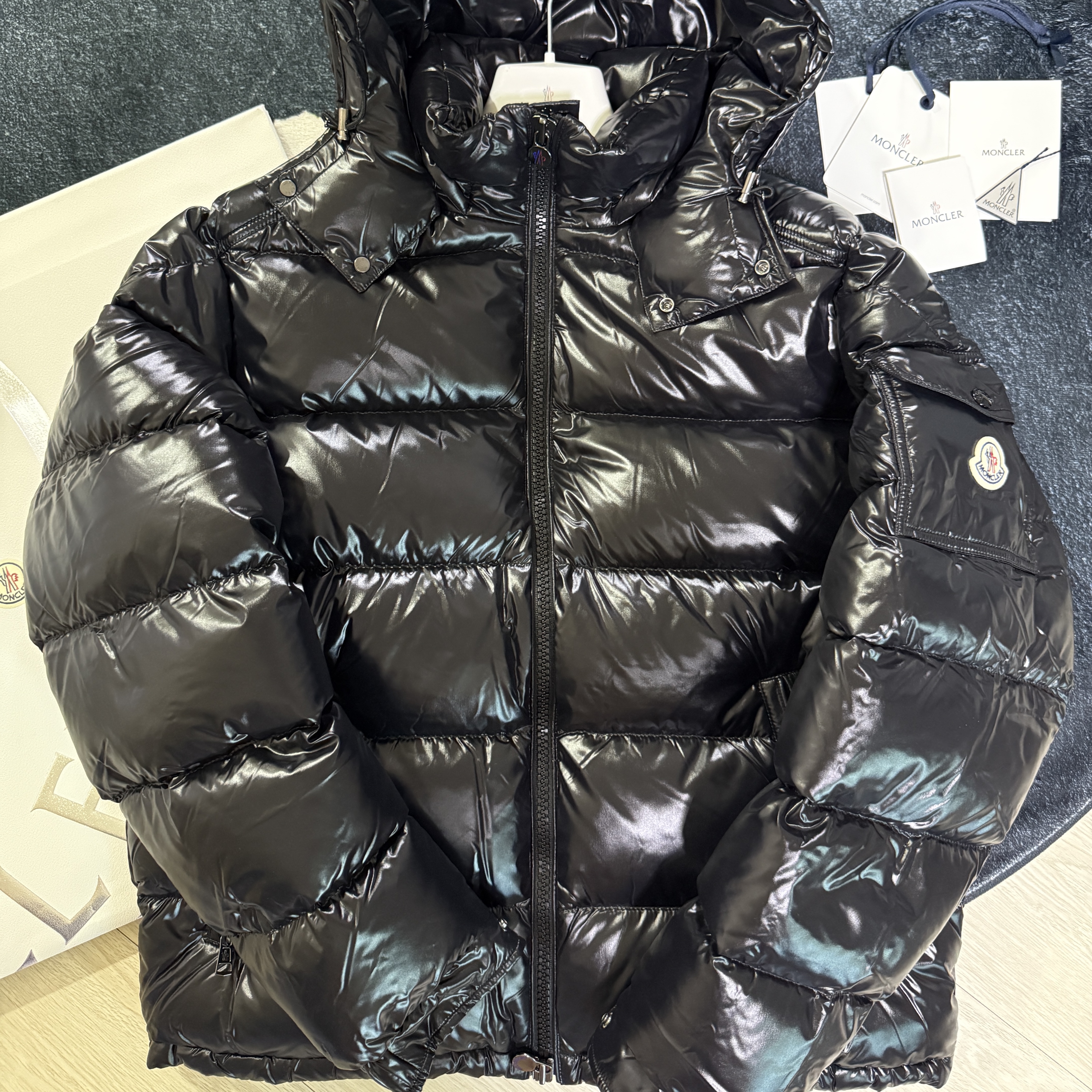 Moncler Maya Hooded Short Down Jacket Black - 25FW 착용 스타일 - 1