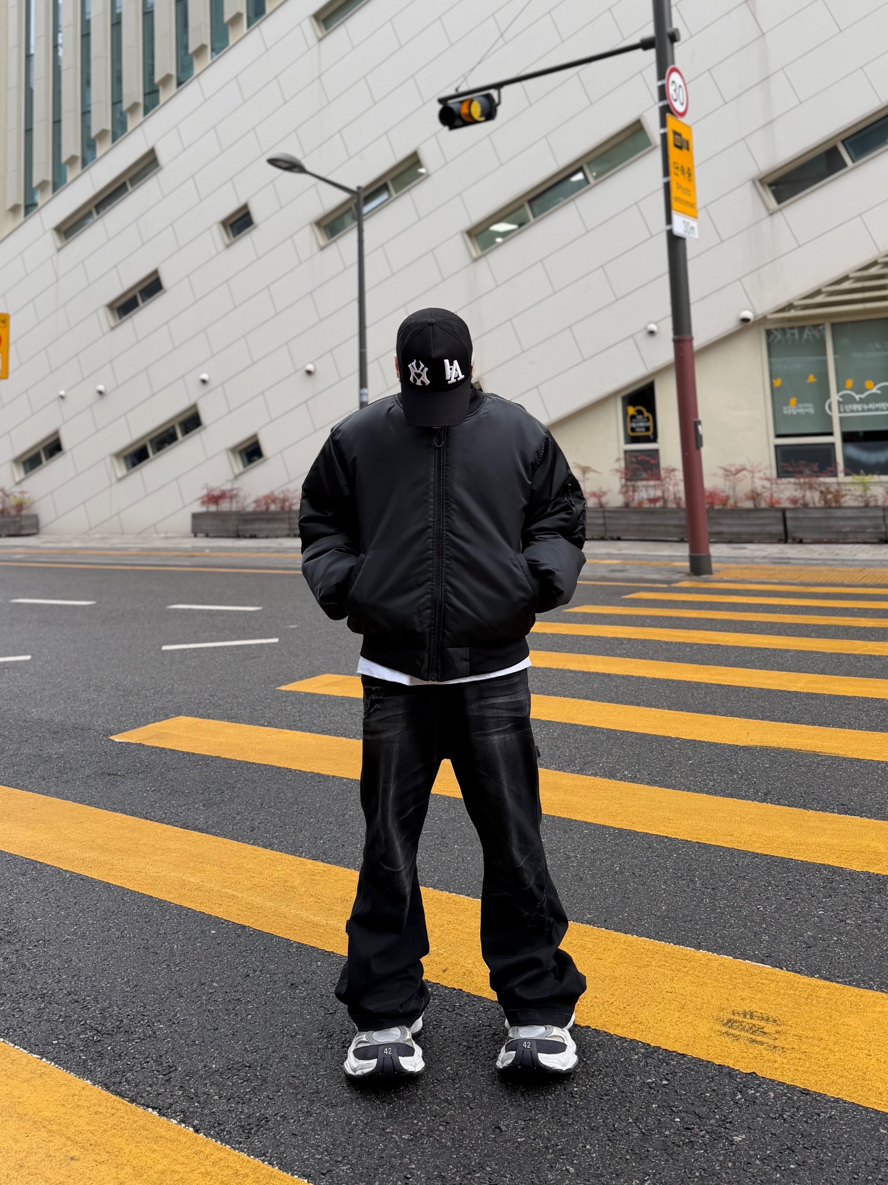 Balenciaga Cargo Sneakers White Grey 착용 스타일 - 7