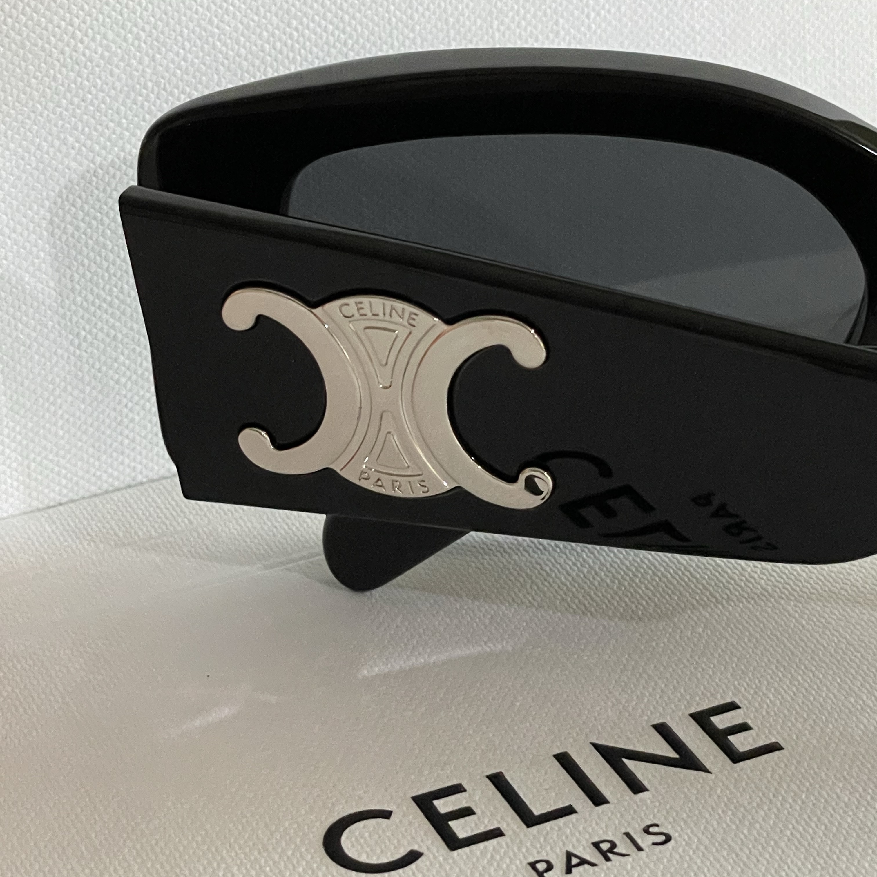 (W) Celine Triomphe XL 01 Sunglasses in Acetate Black 착용 스타일 - 1
