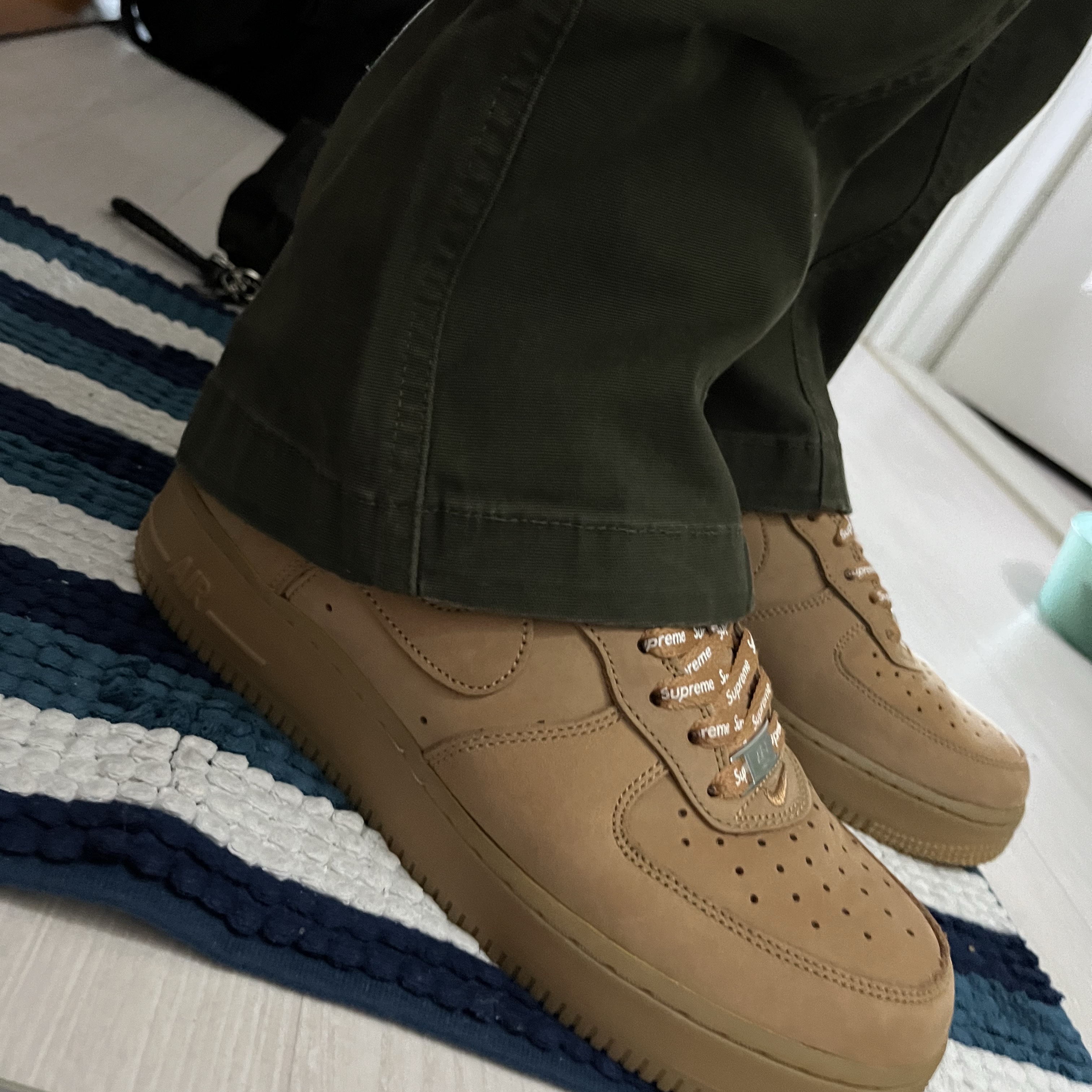 Nike x Supreme Air Force 1 Low Flax 착용 스타일