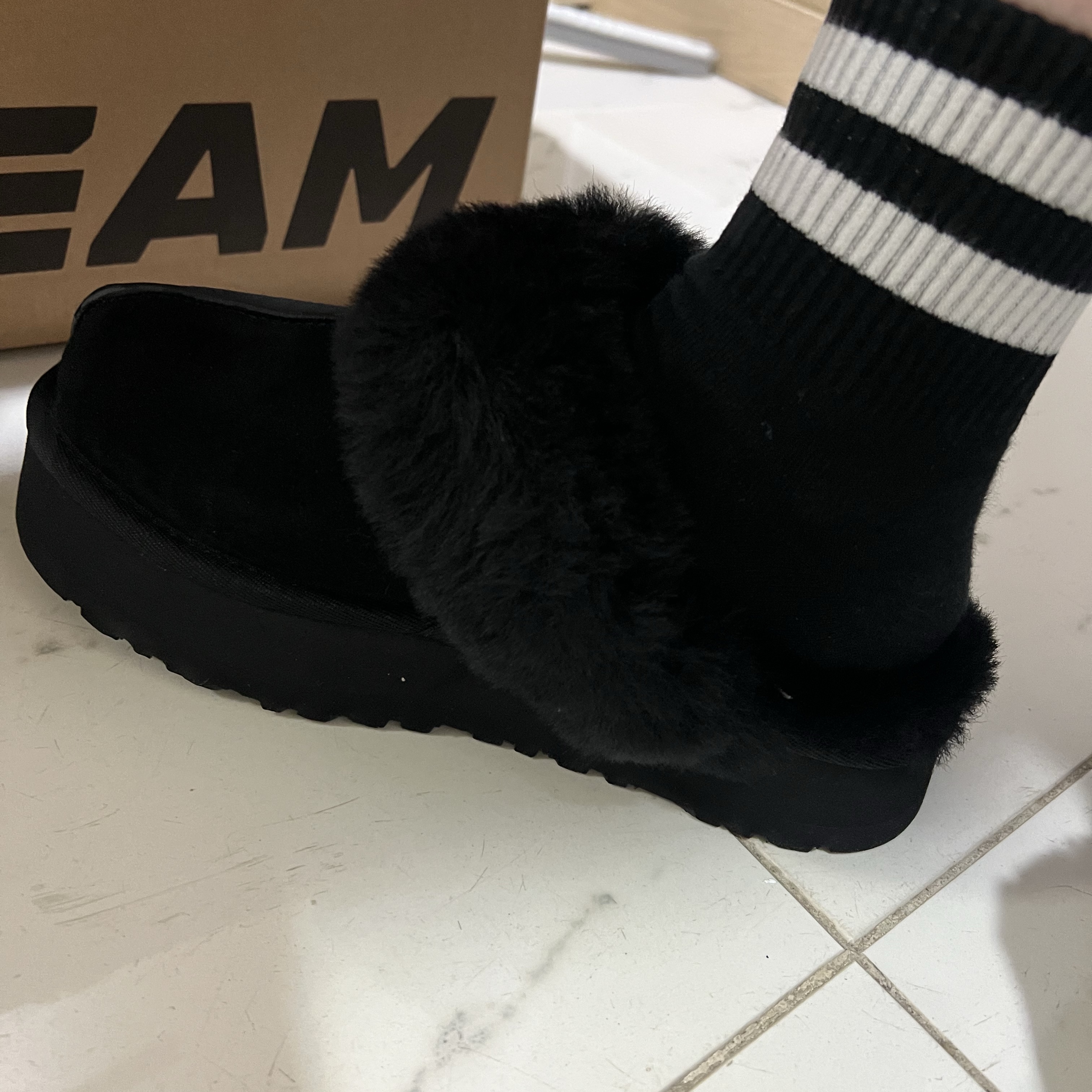 (W) UGG Disquette Slipper Black 착용 스타일 - 1
