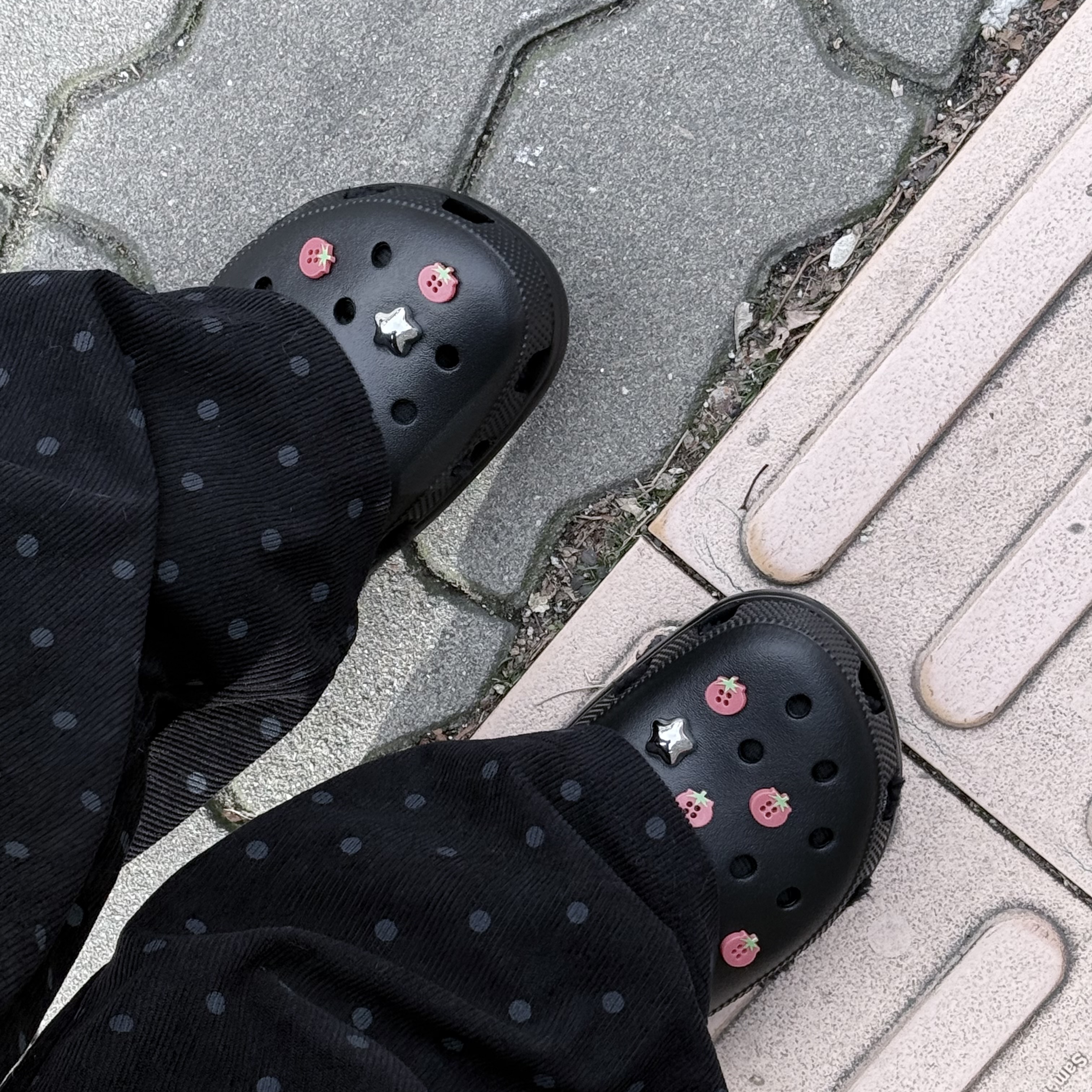 Crocs Classic Clog Black 착용 스타일