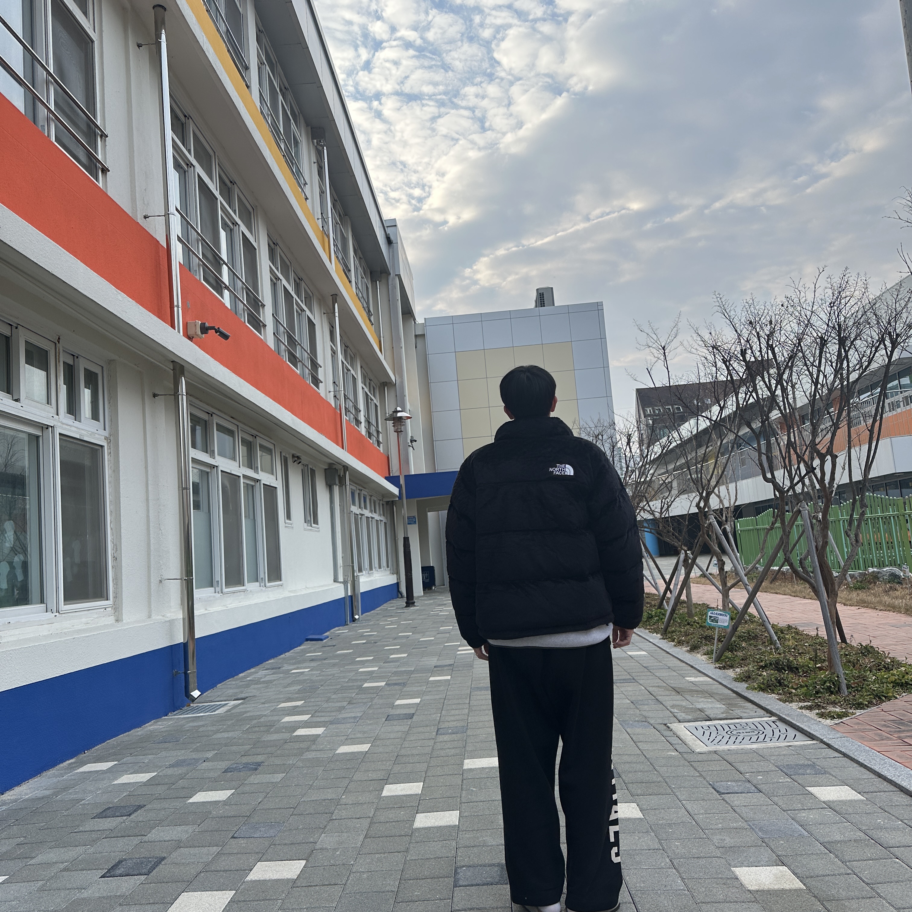 The North Face Versa Velour Nuptse Jacket Black, Patagonia Lightweight Synchilla Snap-T Fleece Pullover Oatmeal Heather/Smolder Blue/New Navy 착용 스타일 - 2