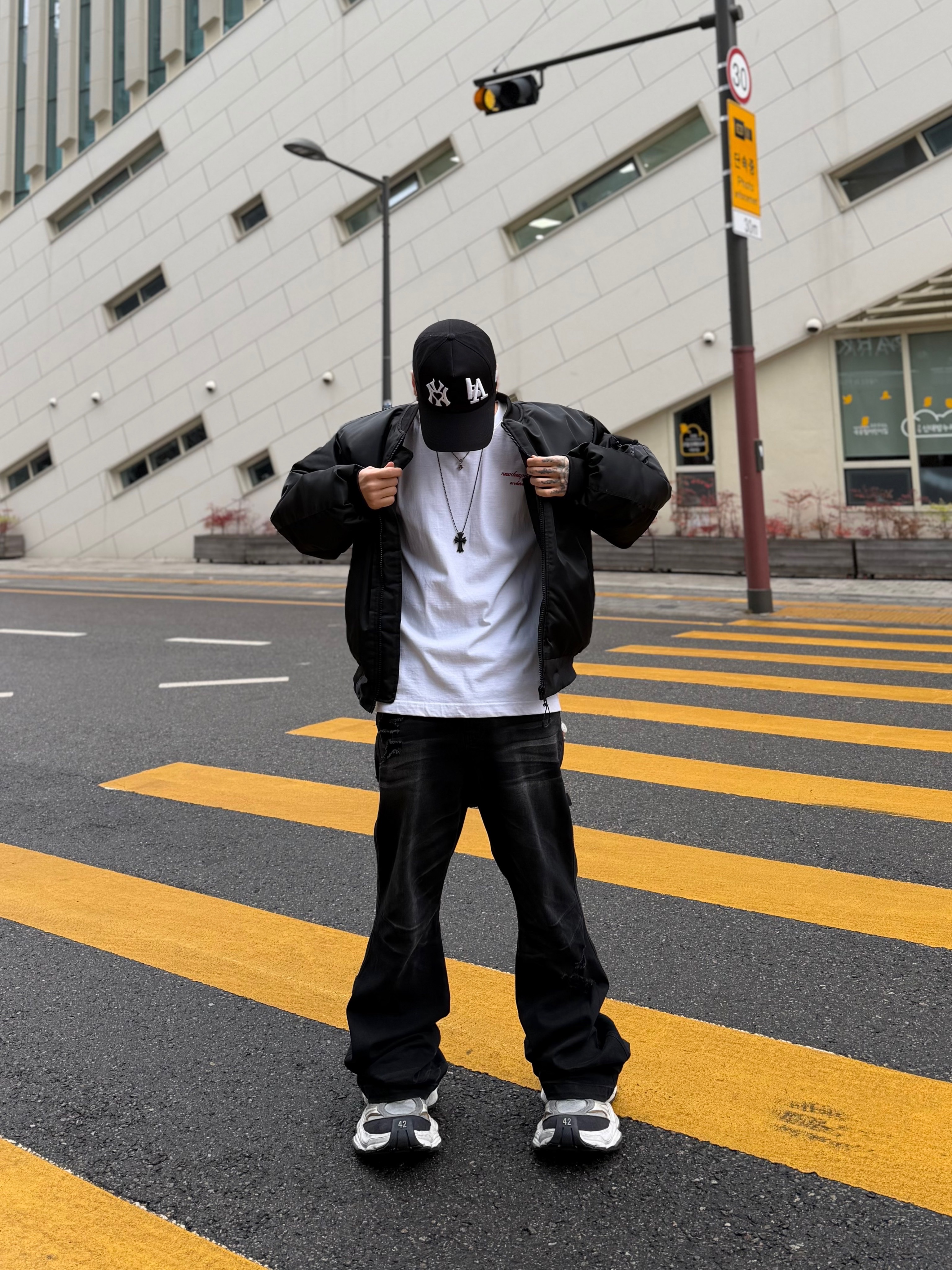 Balenciaga Cargo Sneakers White Grey 착용 스타일 - 6