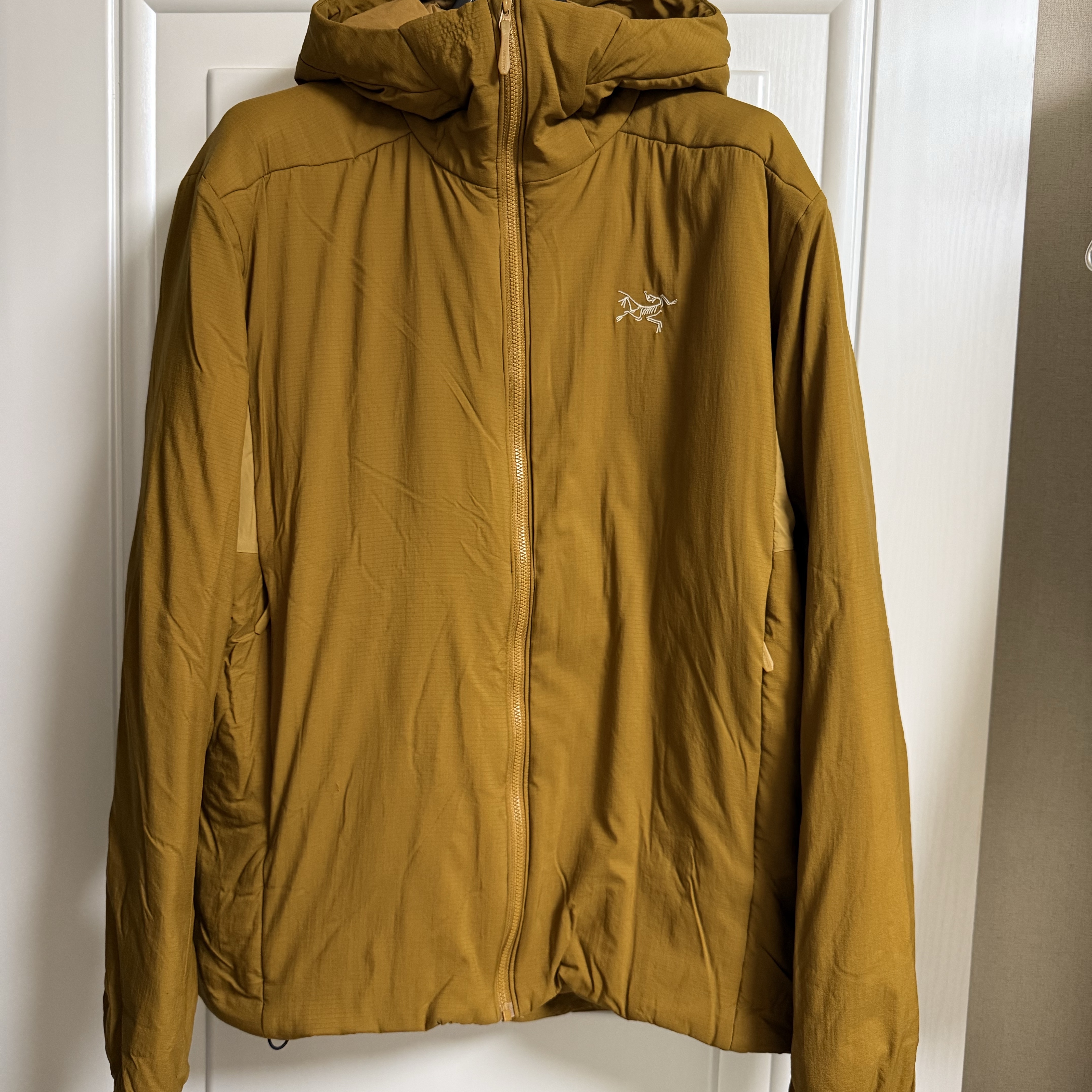 Arc'teryx Atom Heavyweight Hoody Yukon 착용 스타일