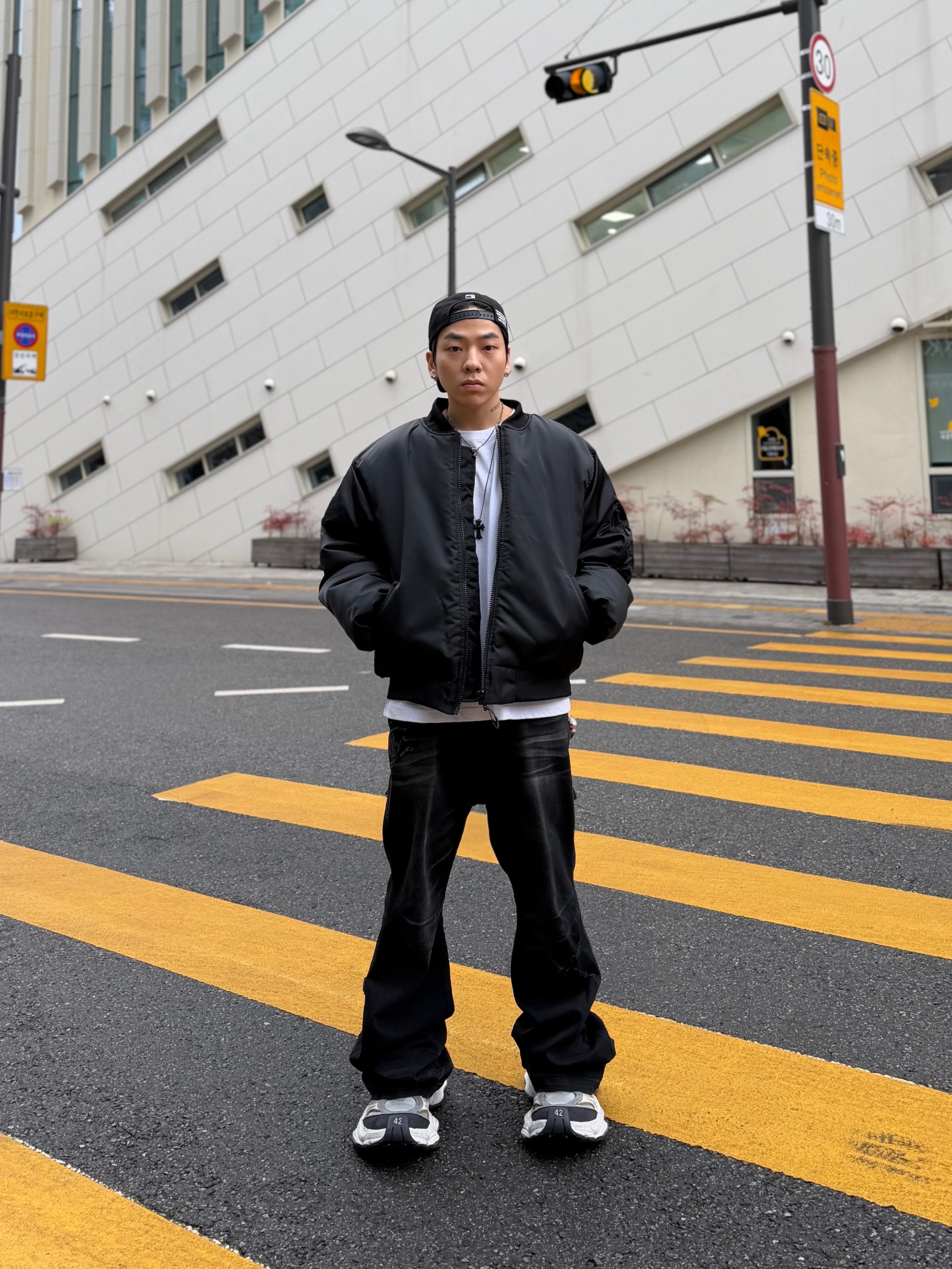 Balenciaga Cargo Sneakers White Grey 착용 스타일 - 1