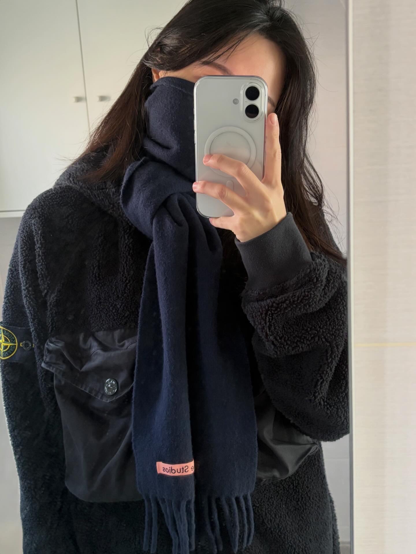 Acne Studios Wool Fringe Muffler Navy Blue 착용 스타일