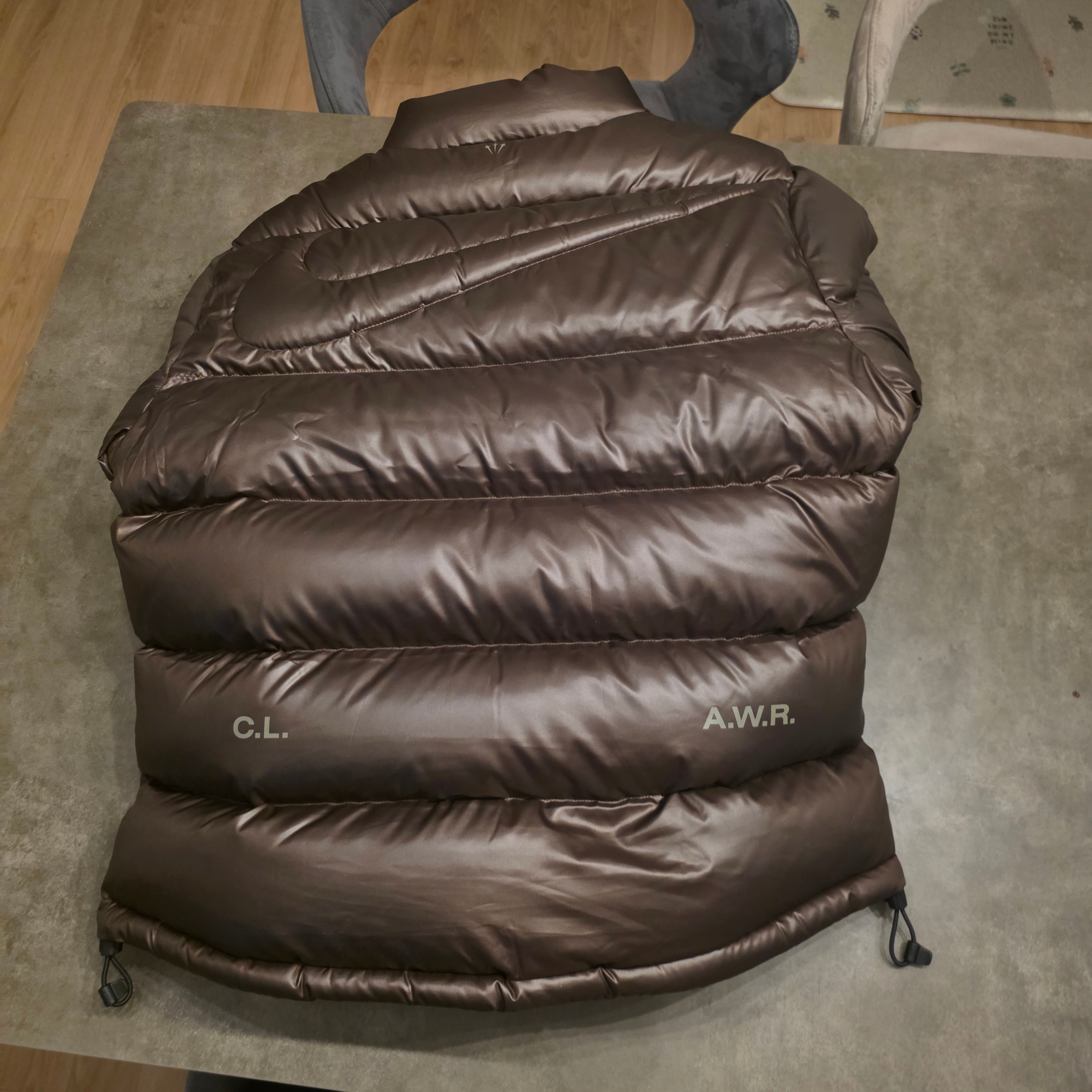 Nike x Drake Nocta Sunset Puffer Jacket Baroque Brown Olive Grey - Asia 착용 스타일 - 3