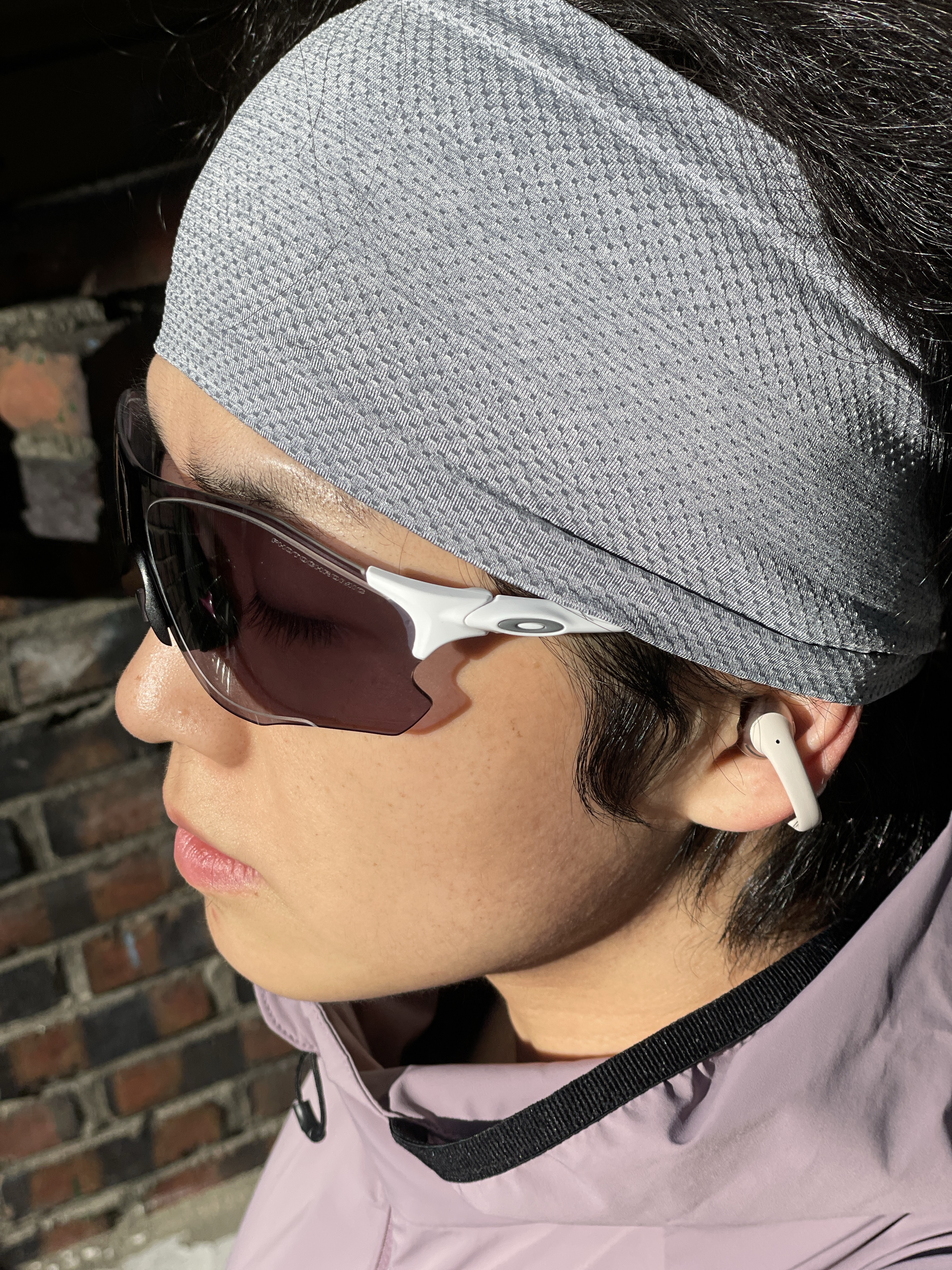 Puma Deviate Nitro 3 Wide Black, Oakley EVZero Path Matte White Frame Clear To Black Iridium Photochromic Lenses Low Bridge Fit 착용 스타일 - 2
