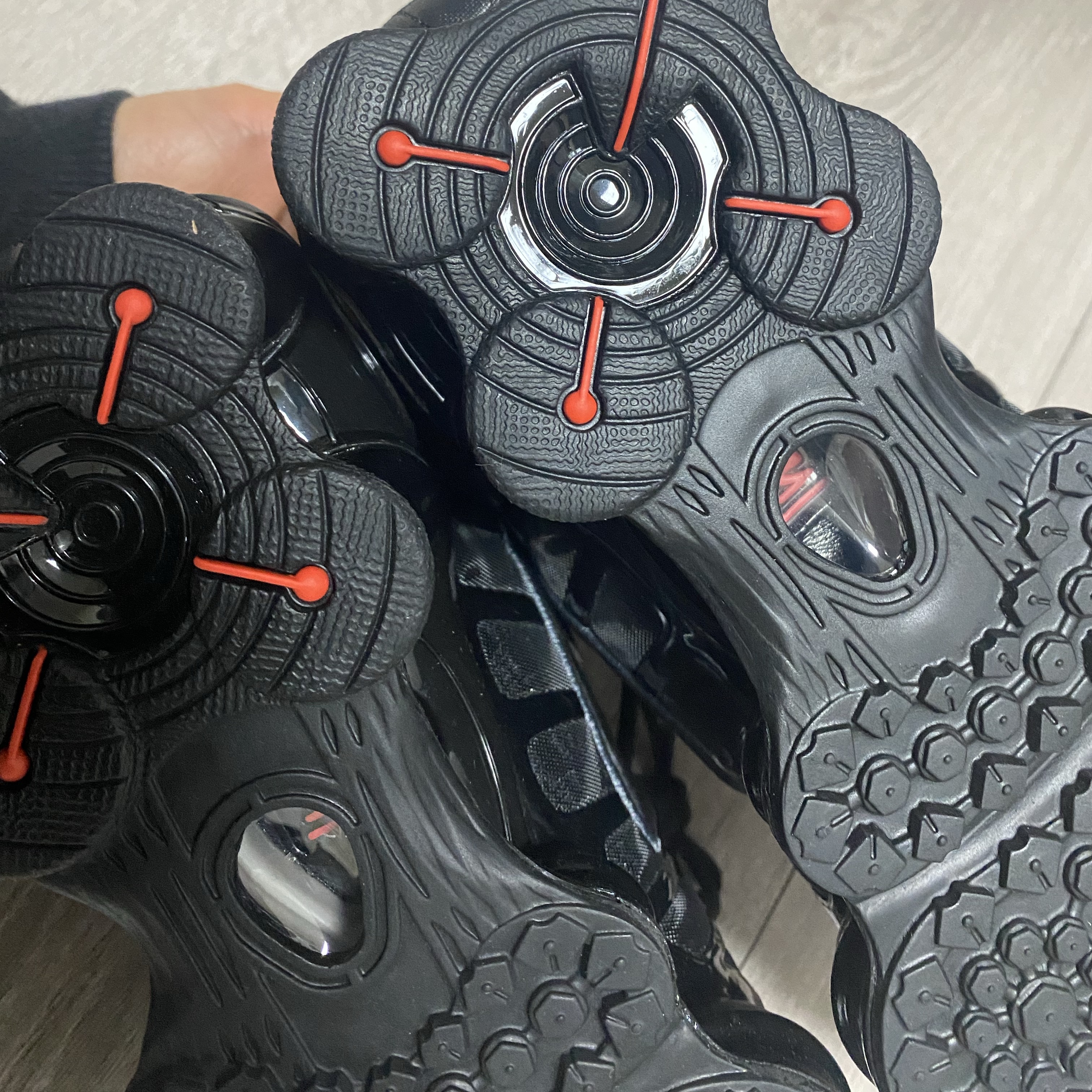 (W) Nike Shox TL Black and Max Orange 착용 스타일 - 2