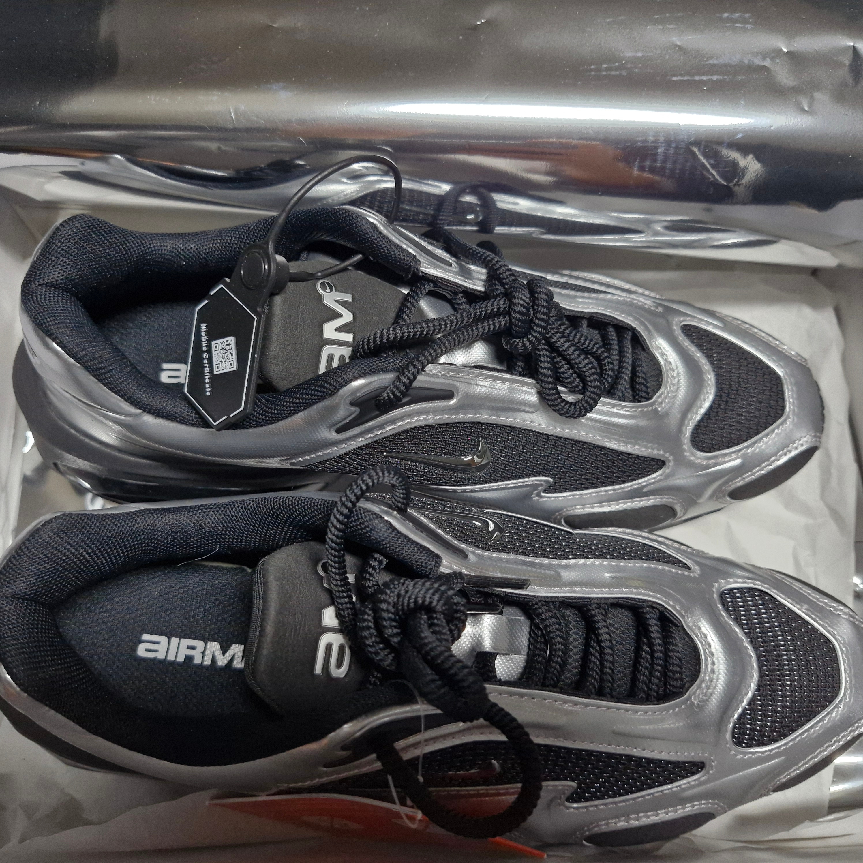 (W) Nike Air Max Muse Black and Metallic Silver 착용 스타일 - 2
