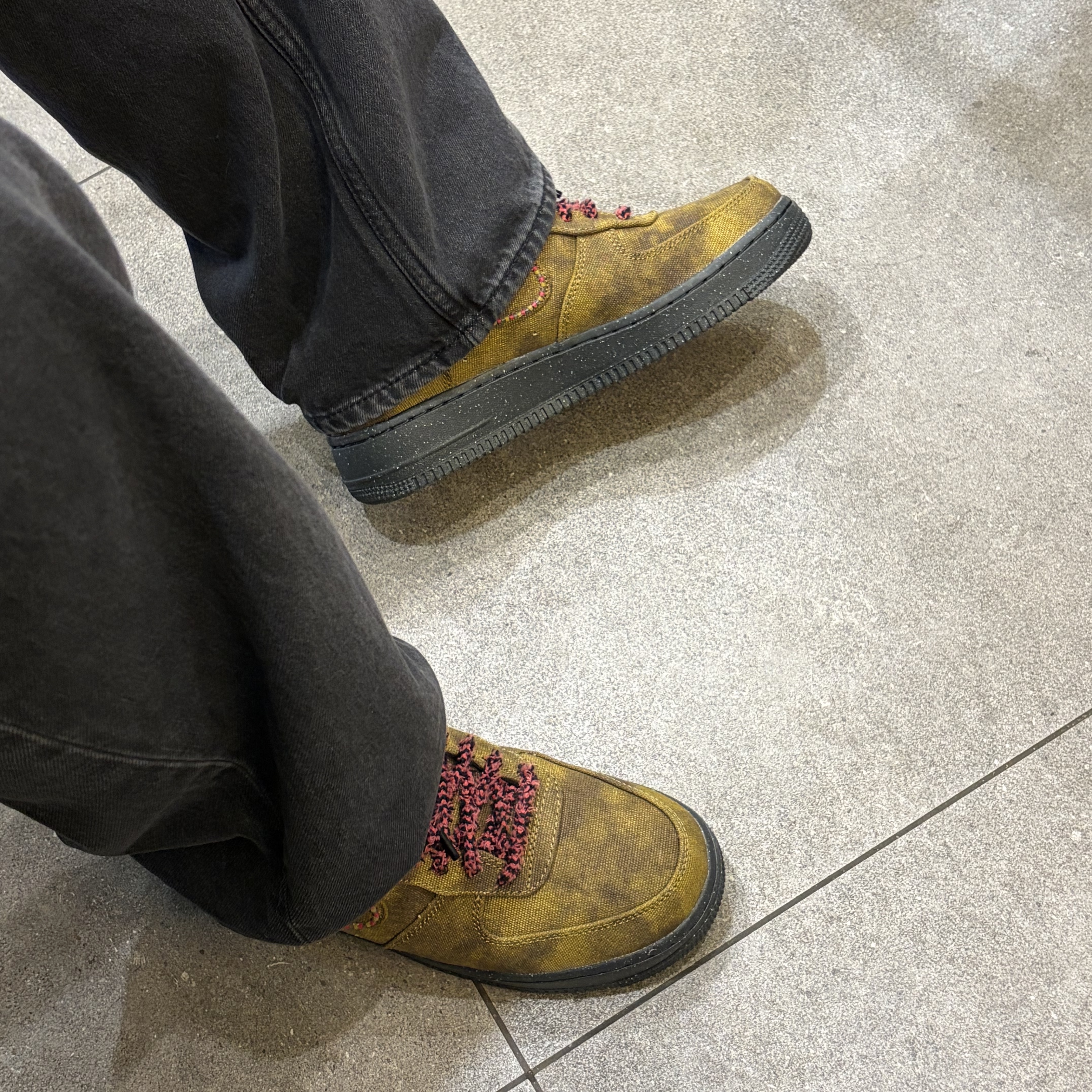 Nike Air Force 1 '07 Low Boucle Baroque Brown and Desert Moss 착용 스타일