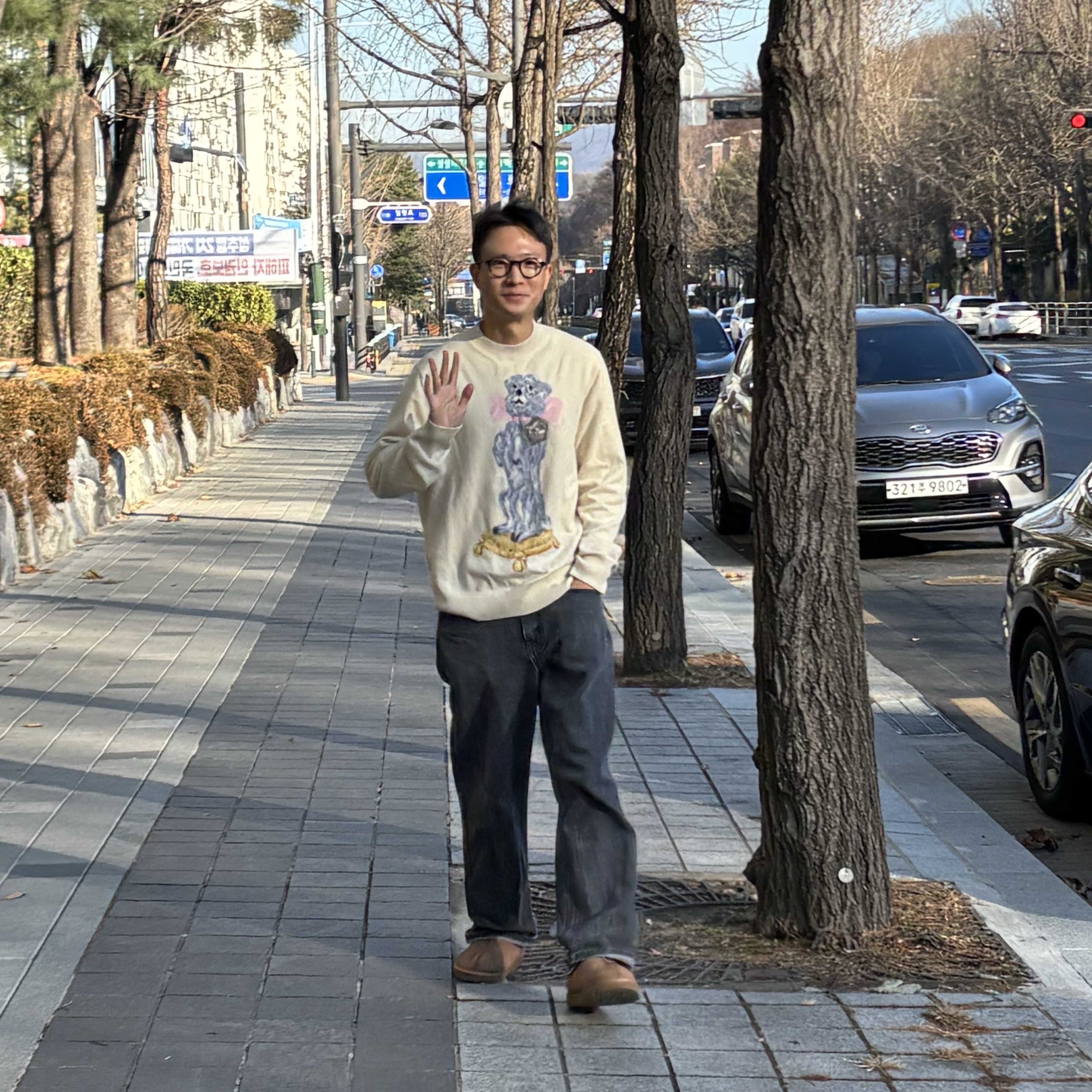 Dior Cashmere Jacquard Bobby Sweater Ecru, UGG Tasman Slipper Chestnut 착용 스타일