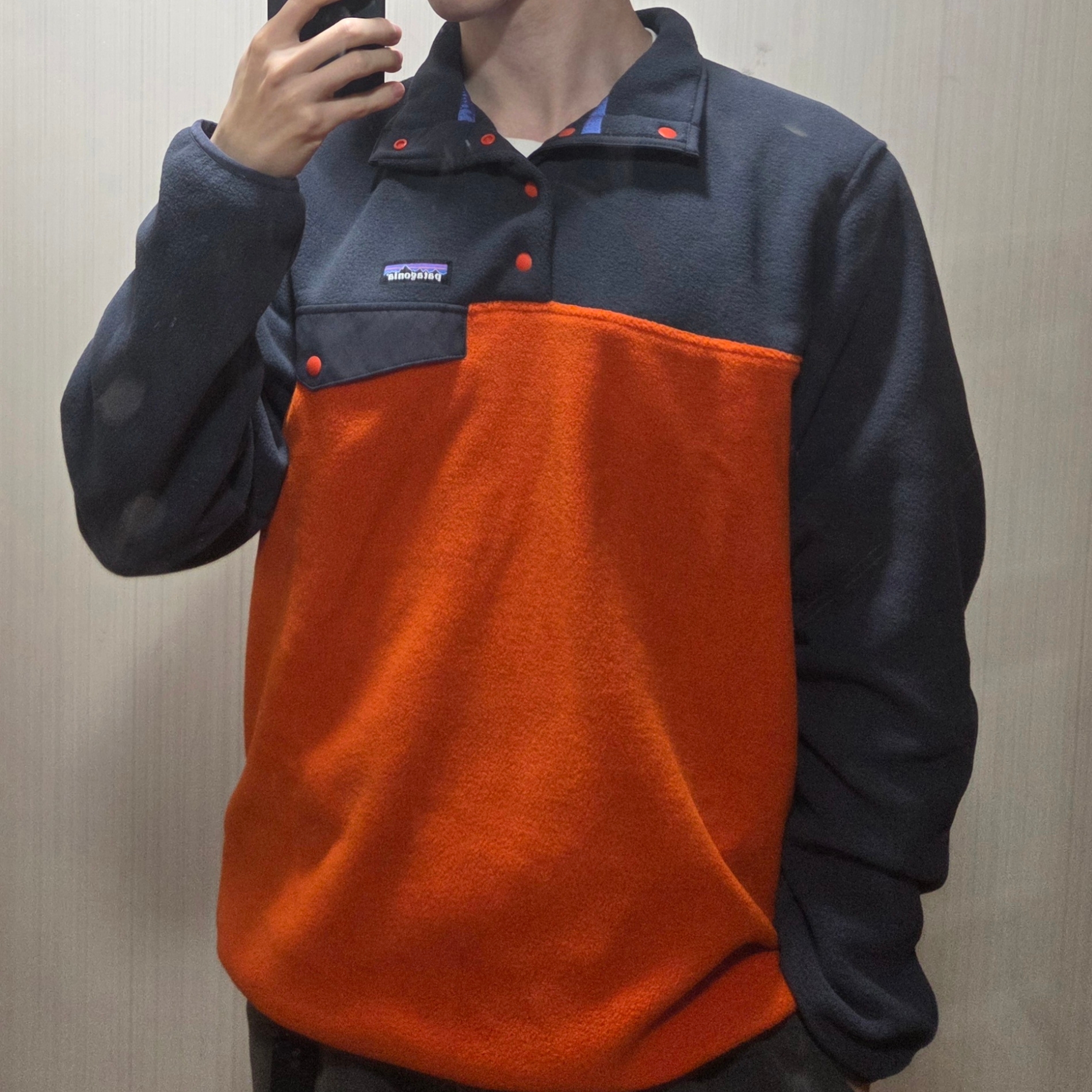 Patagonia Lightweight Synchilla Snap-T Fleece Pullover Pollinator Orange 착용 스타일 - 2