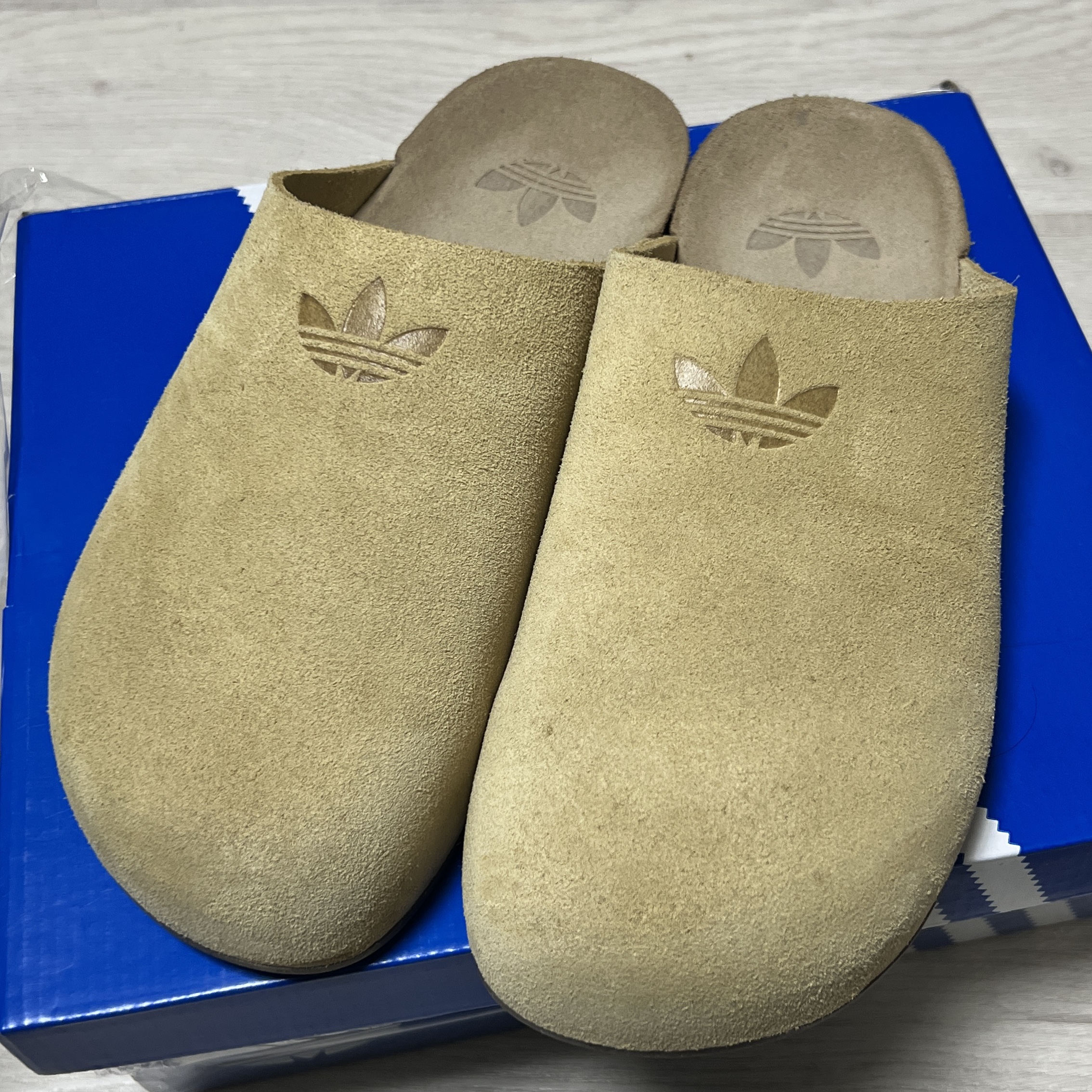 Adidas Adimule Slides Golden Beige Gum 착용 스타일 - 2