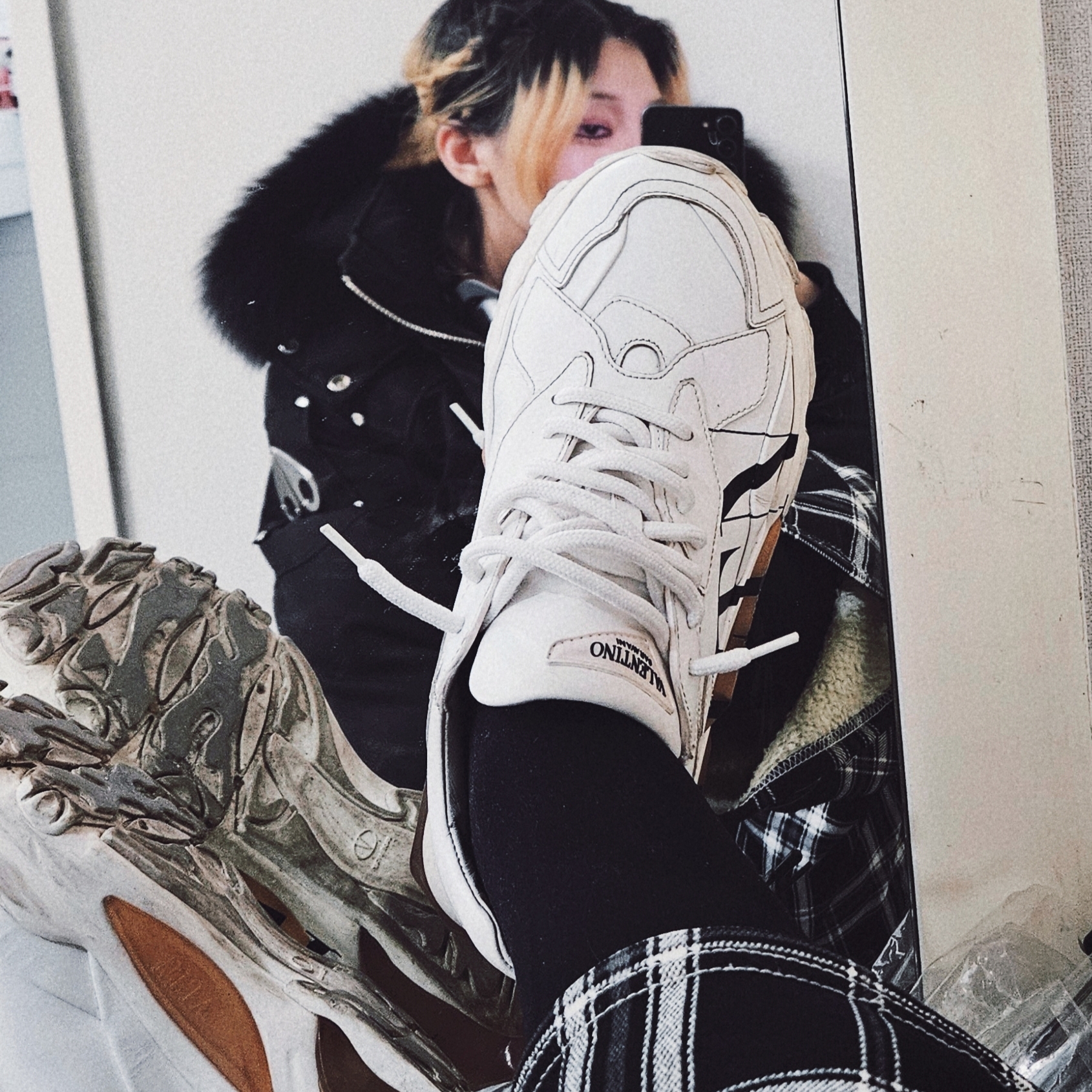 Valentino Bounce Calfskin Sneakers White Black, Moose Knuckles Ballistic Bomber Black Fox Fur Black 착용 스타일