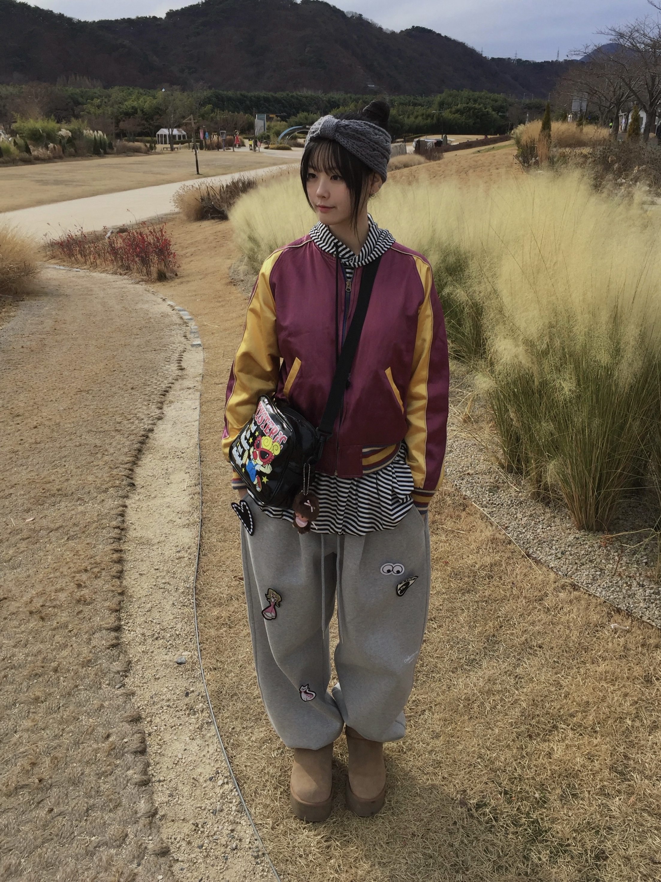Undermycar Mu.03 Anti Fxxking Logo Play Oversized Sweat Jogger Melange Gray, (W) UGG Classic Mini Platform Boots Chestnut 착용 스타일 - 1
