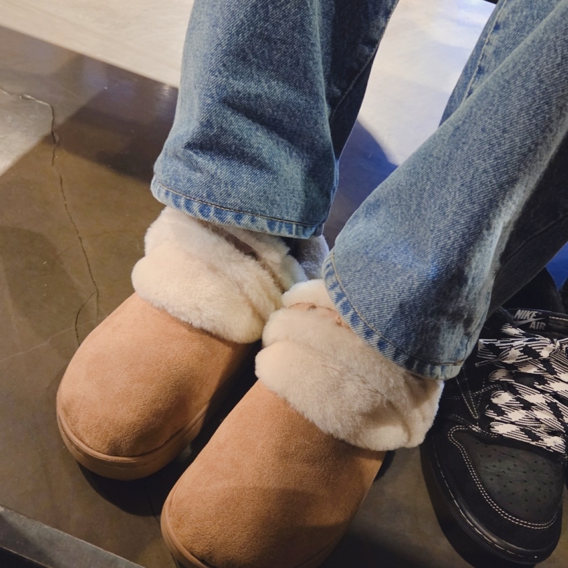 Crocs Classic Unfurgettable Suede Clog Sepia 착용 스타일 - 2