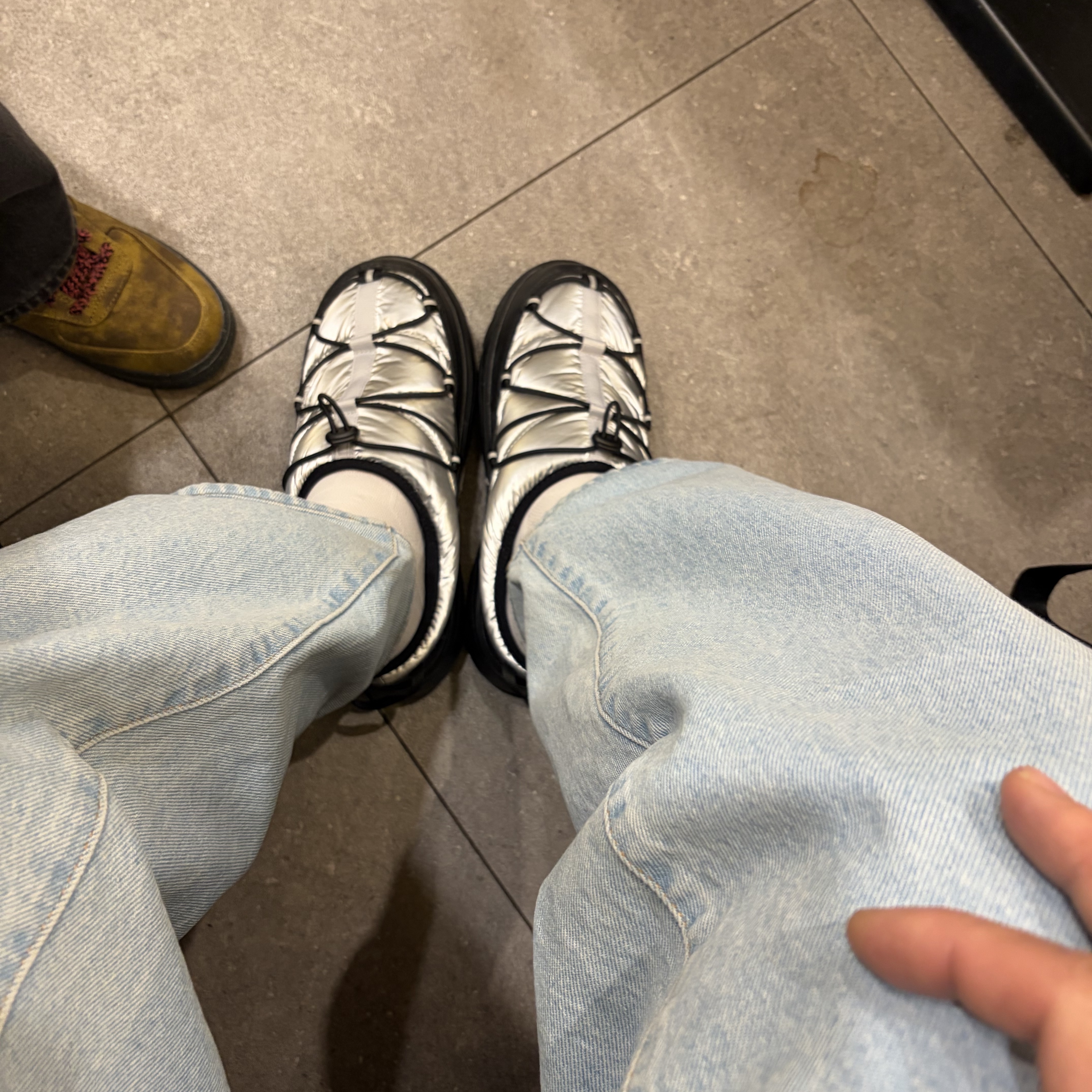 The North Face Borealis Mule Silver - 25FW, Supreme Baggy Jean Washed Indigo - 24SS 착용 스타일 - 2