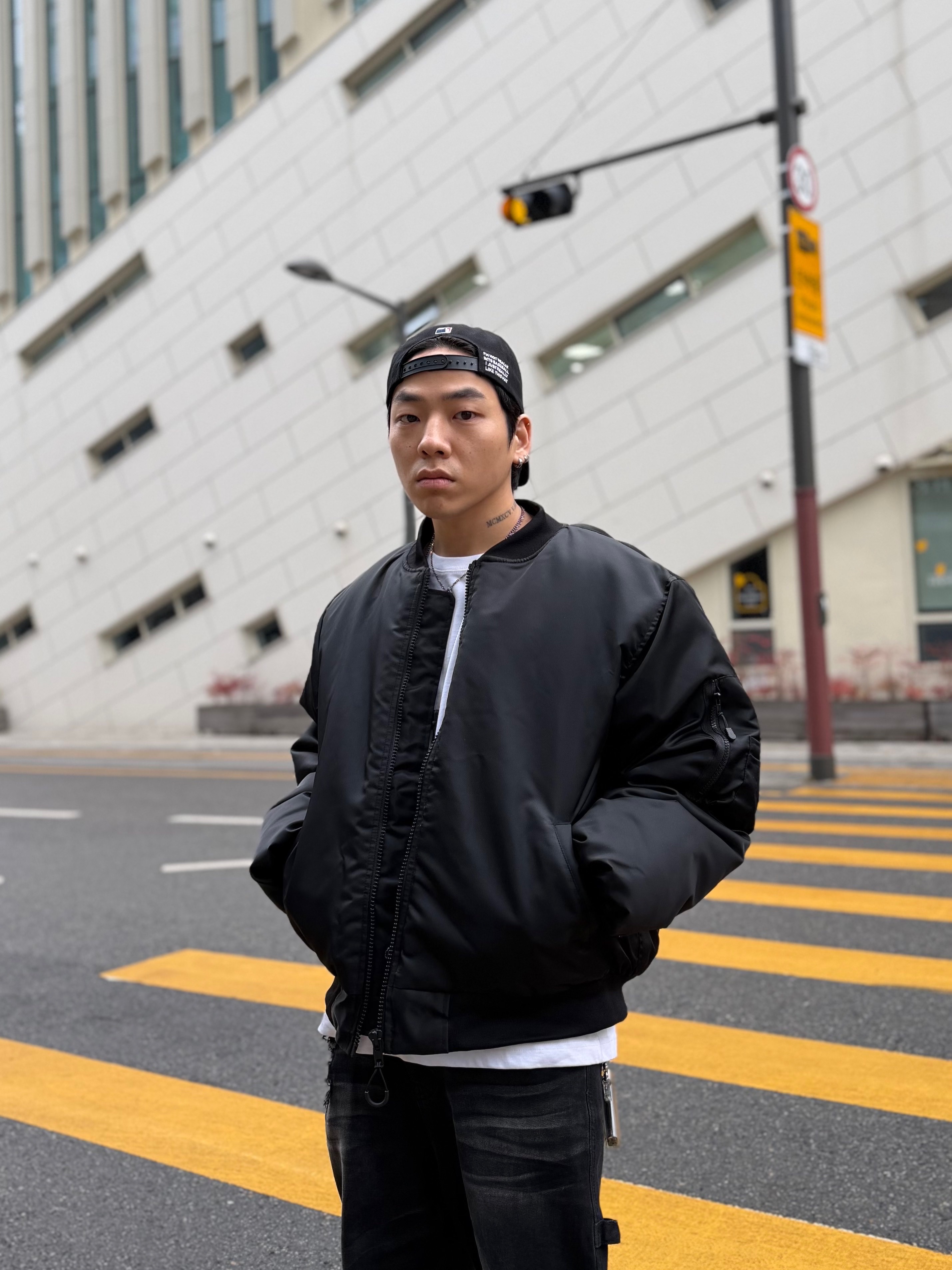 Balenciaga Cargo Sneakers White Grey 착용 스타일 - 8