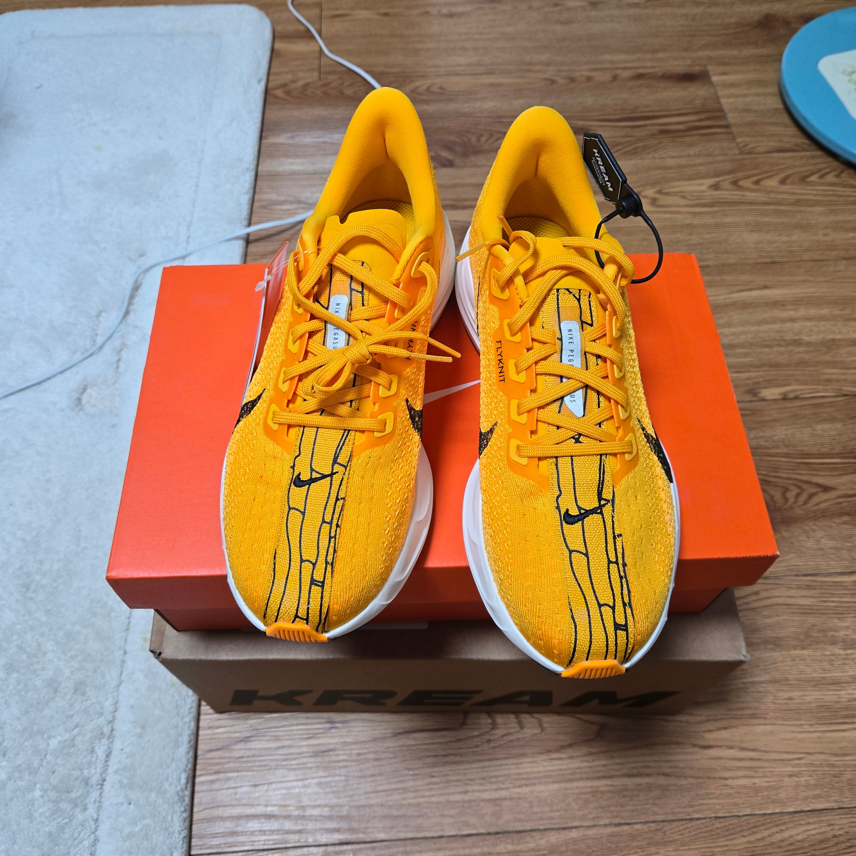 Nike ZoomX Pegasus Plus University Gold Black 착용 스타일 - 1