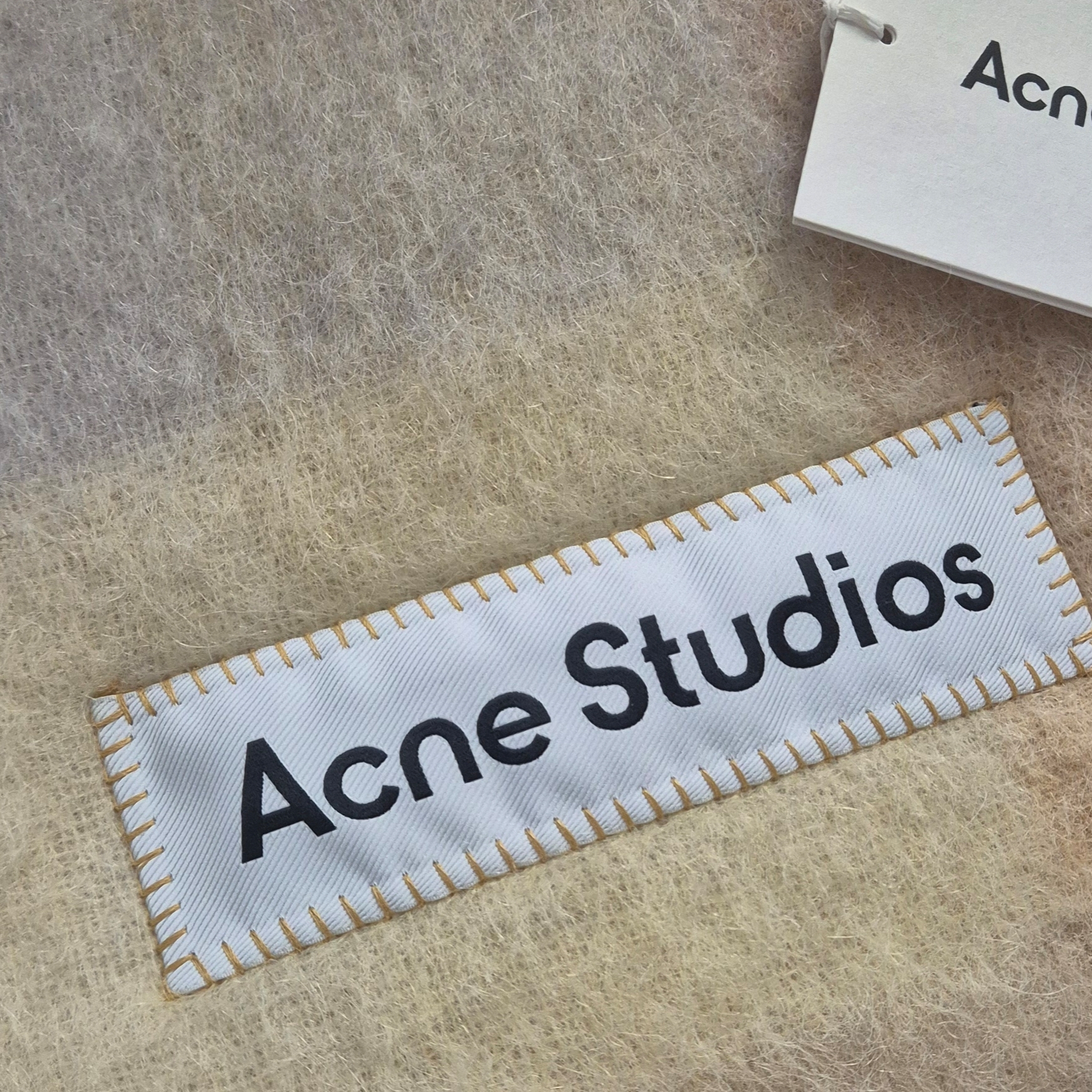 Acne Studios Mohair Checked Muffler Peach White Beige 착용 스타일