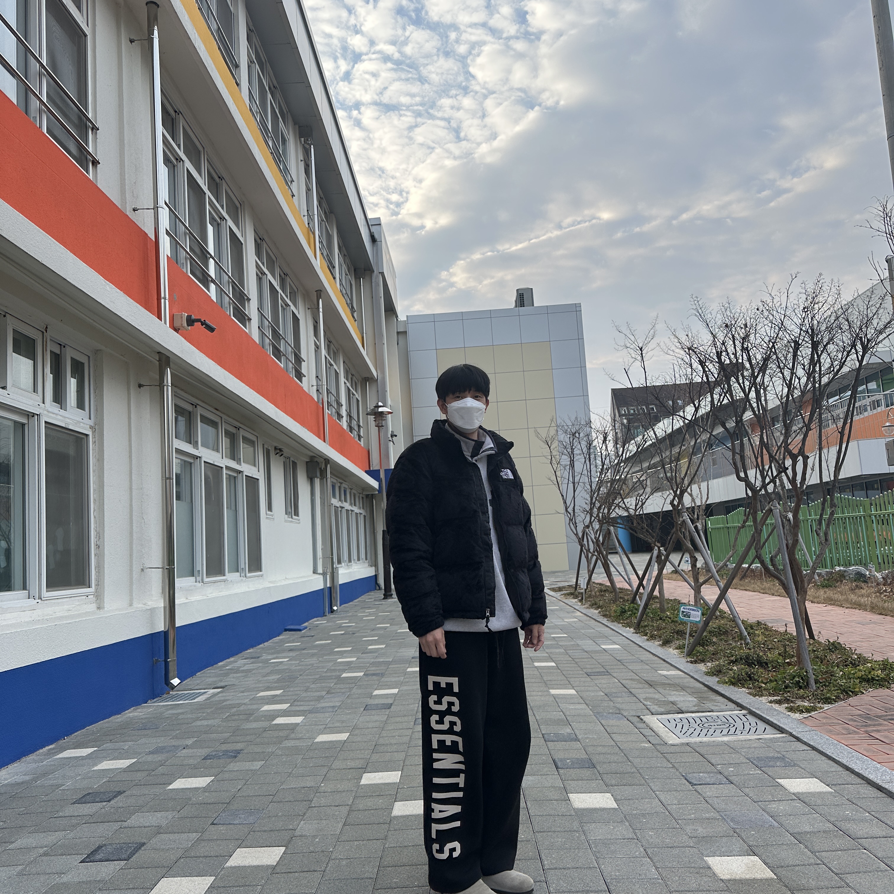 The North Face Versa Velour Nuptse Jacket Black, Patagonia Lightweight Synchilla Snap-T Fleece Pullover Oatmeal Heather/Smolder Blue/New Navy 착용 스타일 - 1