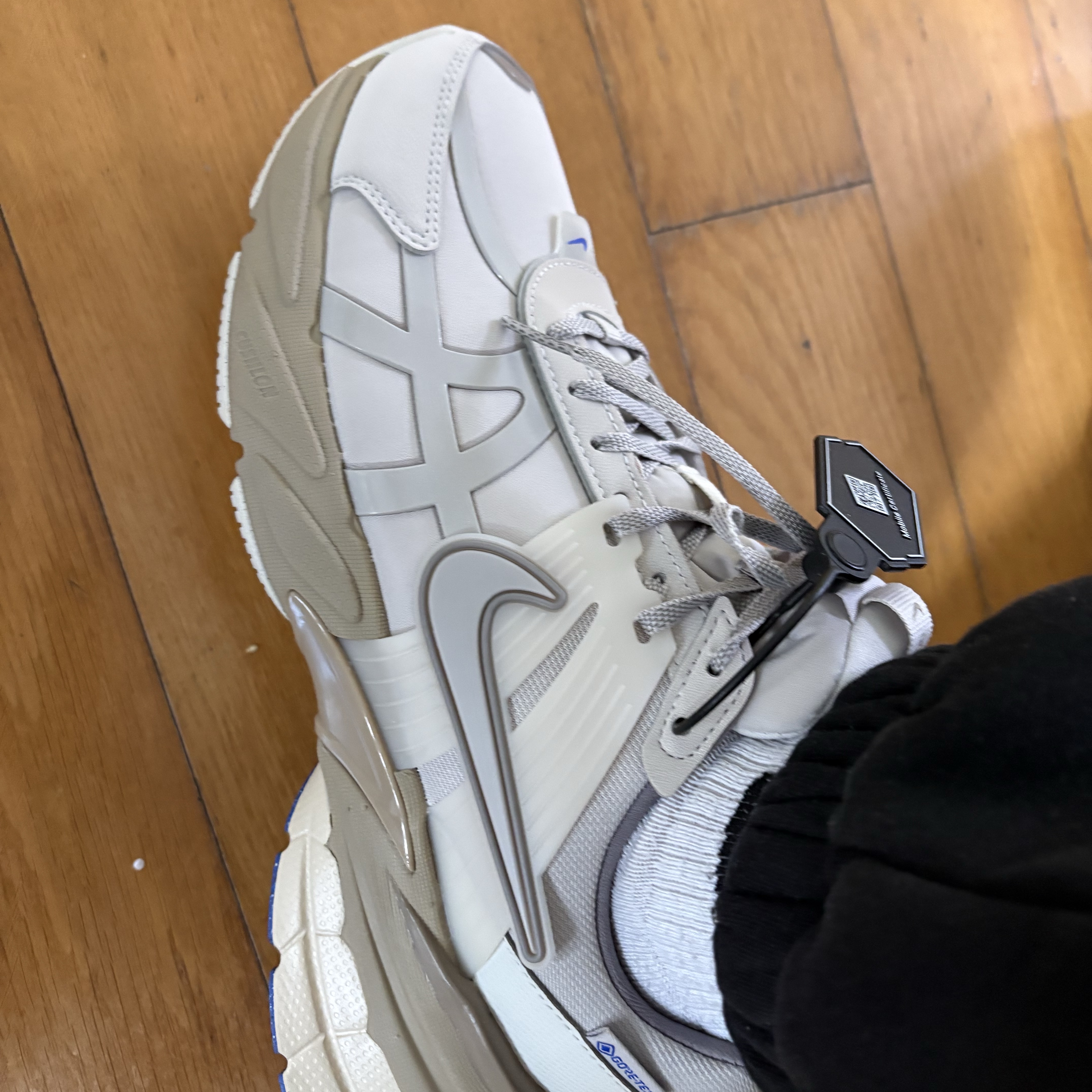 (W) Nike V2K Run Gore-Tex Light Iron Ore Light Bone 착용 스타일