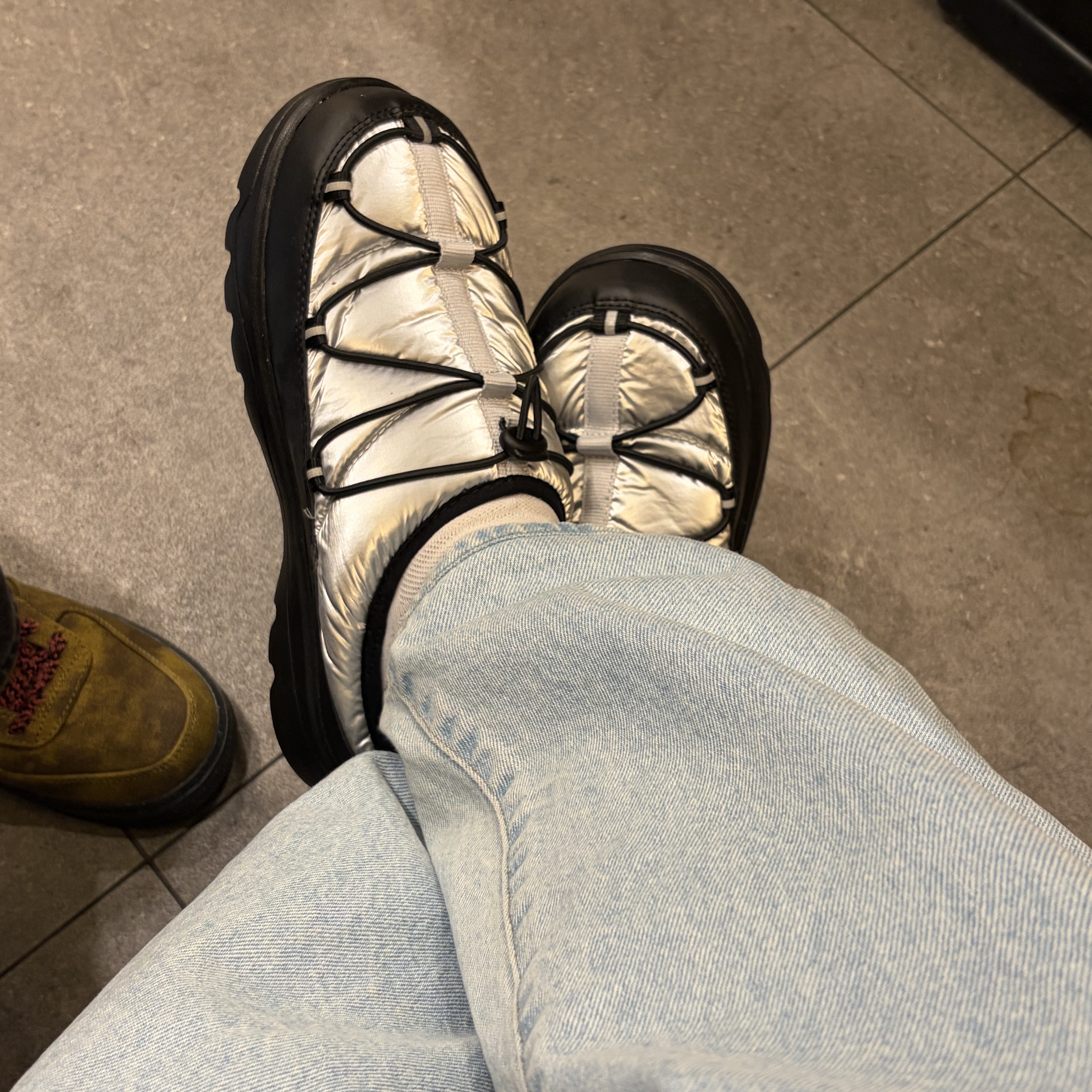 The North Face Borealis Mule Silver - 25FW, Supreme Baggy Jean Washed Indigo - 24SS 착용 스타일 - 1