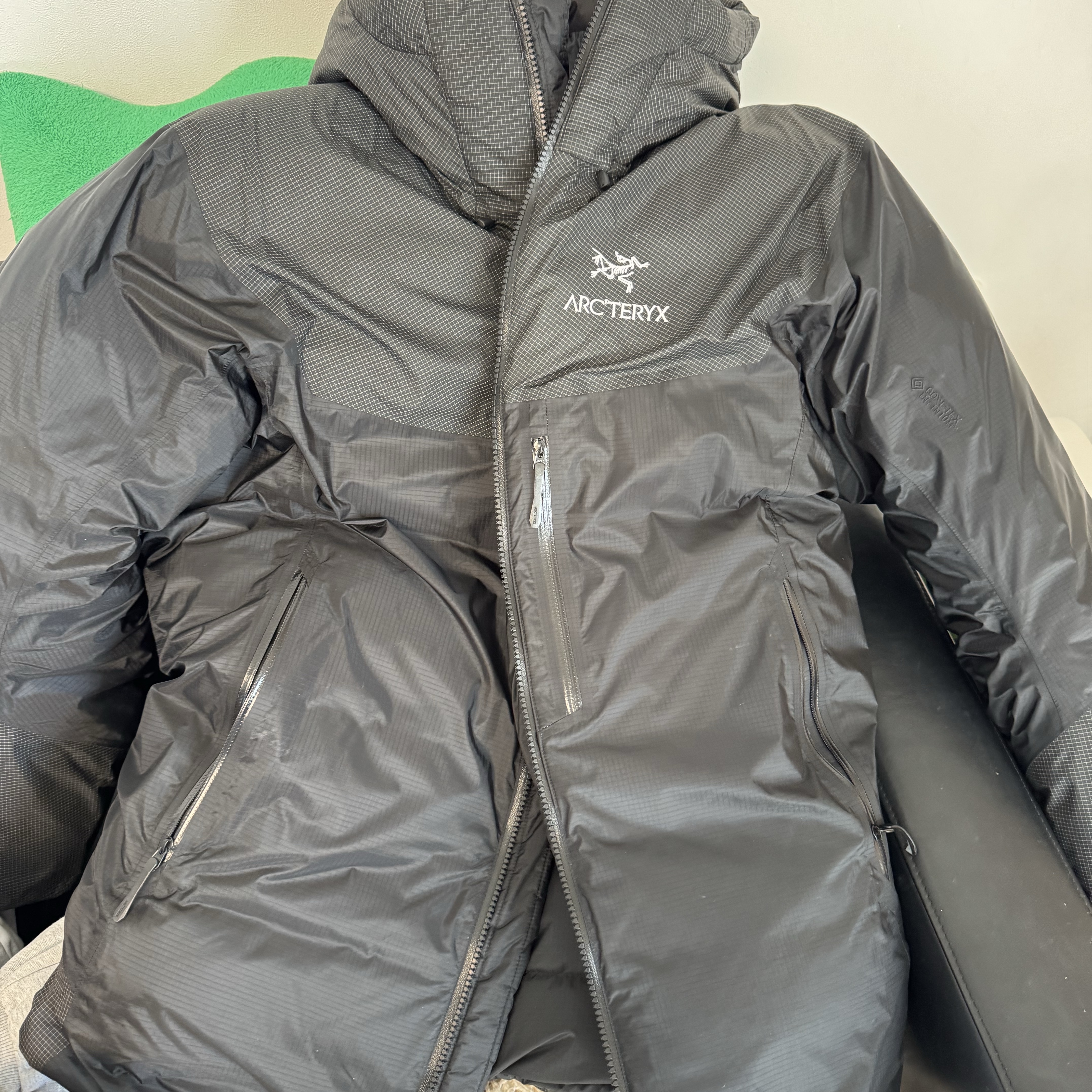 Arc'teryx Alpha Parka Black 착용 스타일
