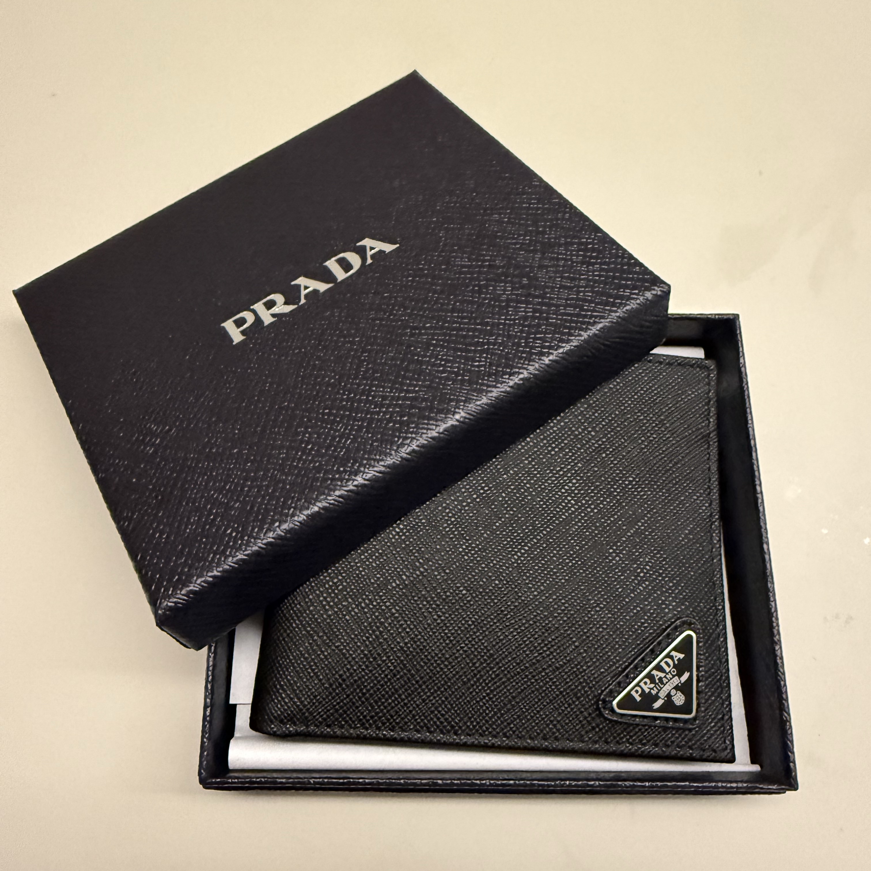 Prada Saffiano Leather Wallet Black 착용 스타일