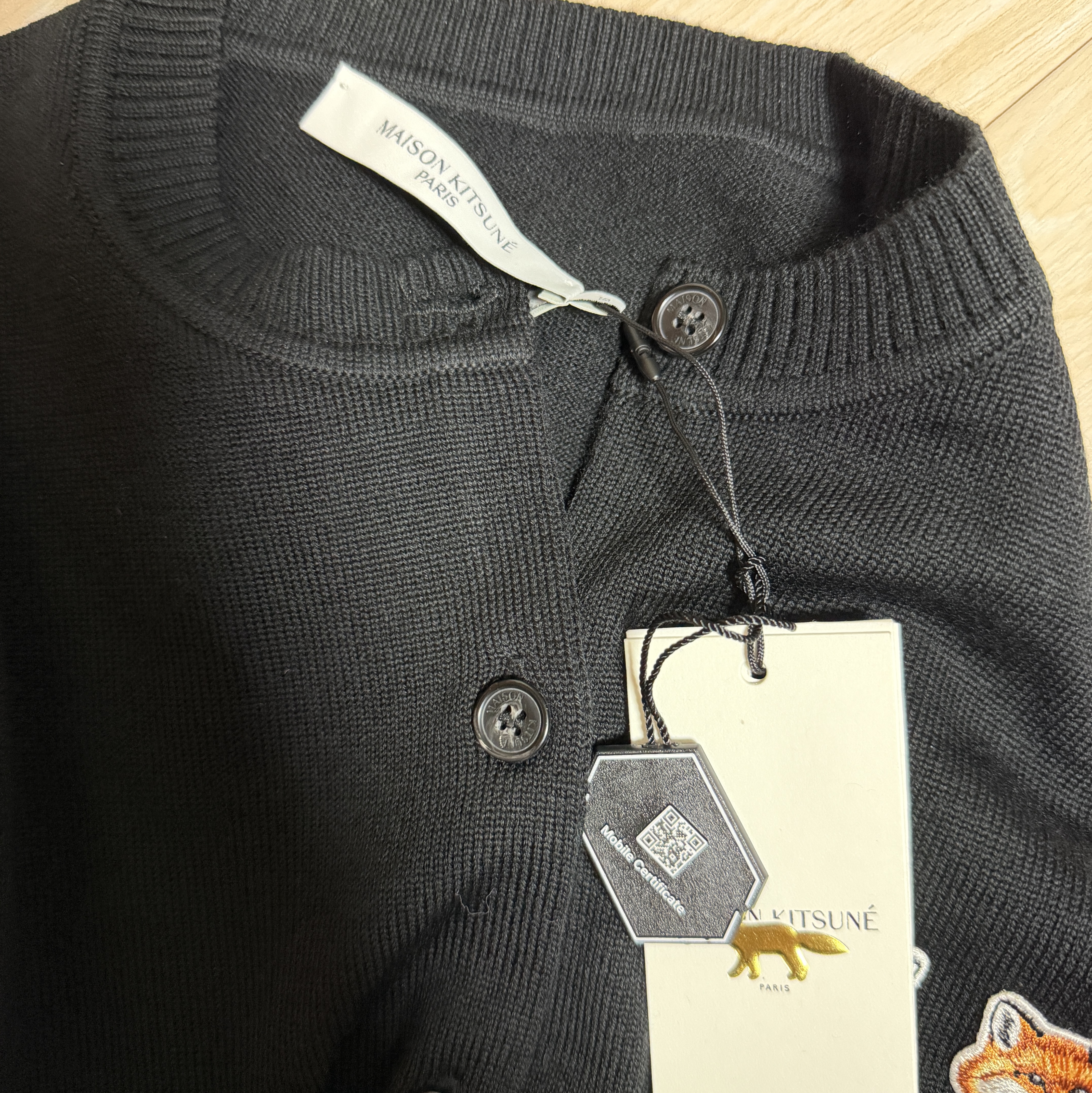 (W) Maison Kitsune Double Fox Head Patch R-Neck Cardigan Black 착용 스타일