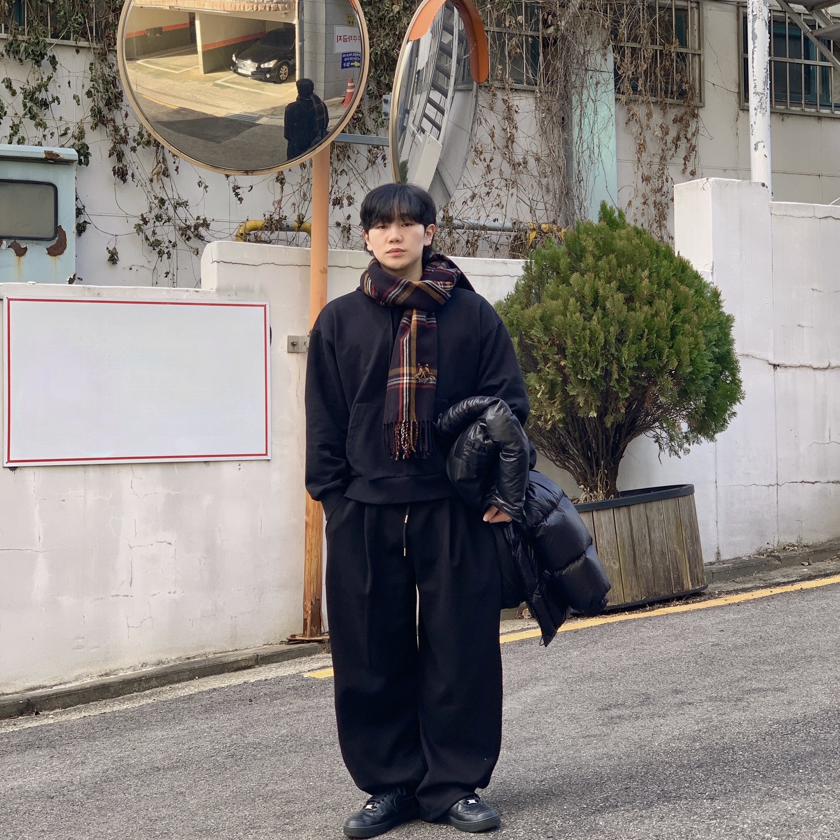 Nike Air Force 1 '07 Low Triple Black 착용 스타일 - 2