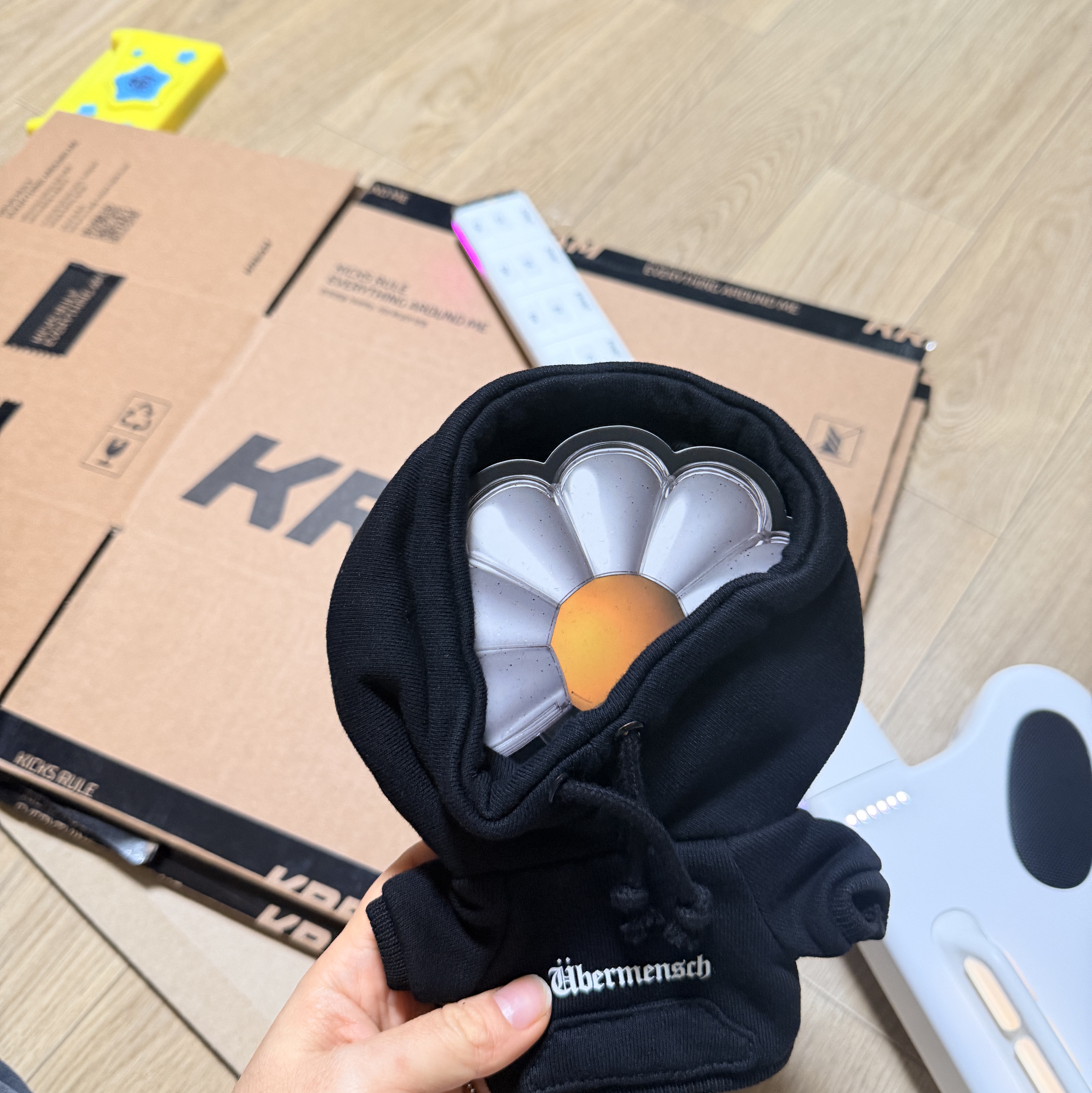 G-DRAGON Ubermensch Light Stick Hoodie Black 착용 스타일
