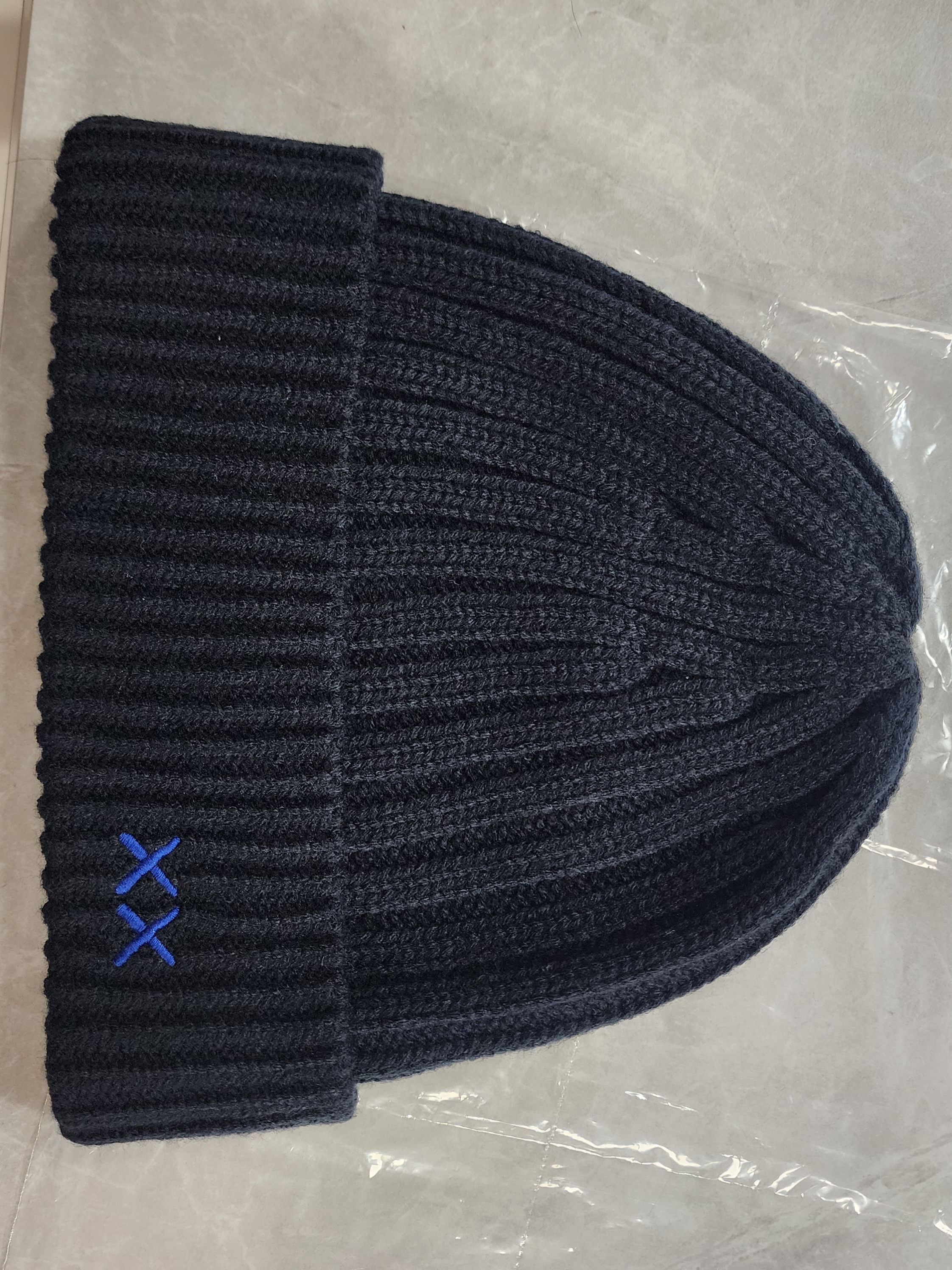 Uniqlo x Kaws Heattech Beanie Navy 착용 스타일