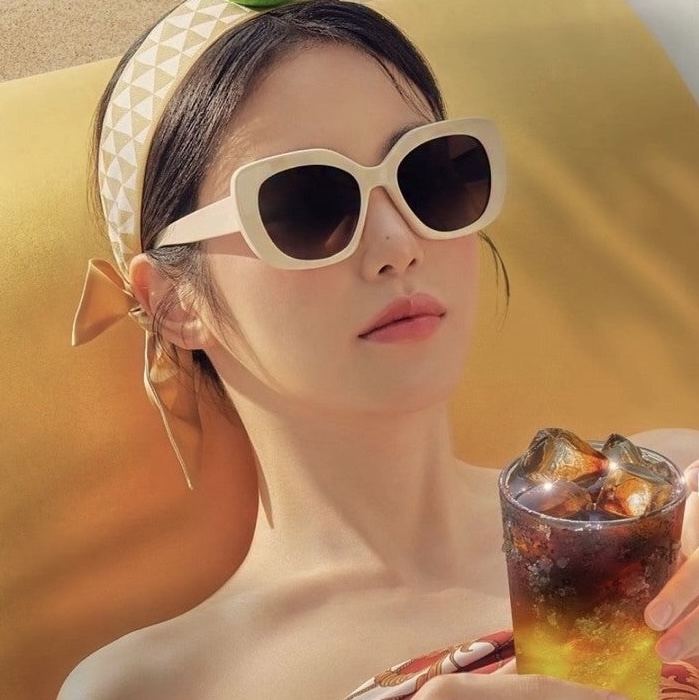 (W) Celine Triomphe 06 Sunglasses in Acetate Ivory 착용 스타일