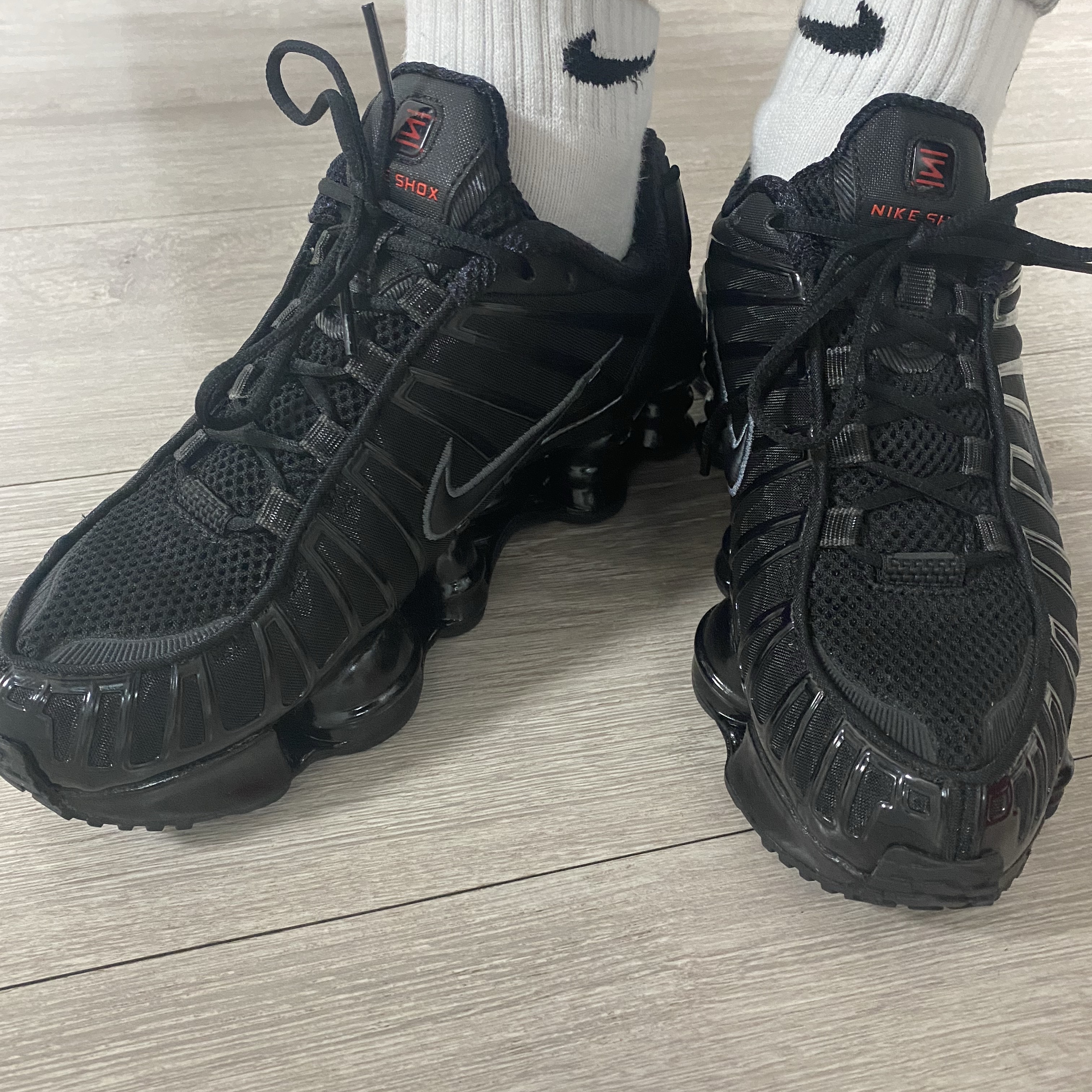 (W) Nike Shox TL Black and Max Orange 착용 스타일 - 1