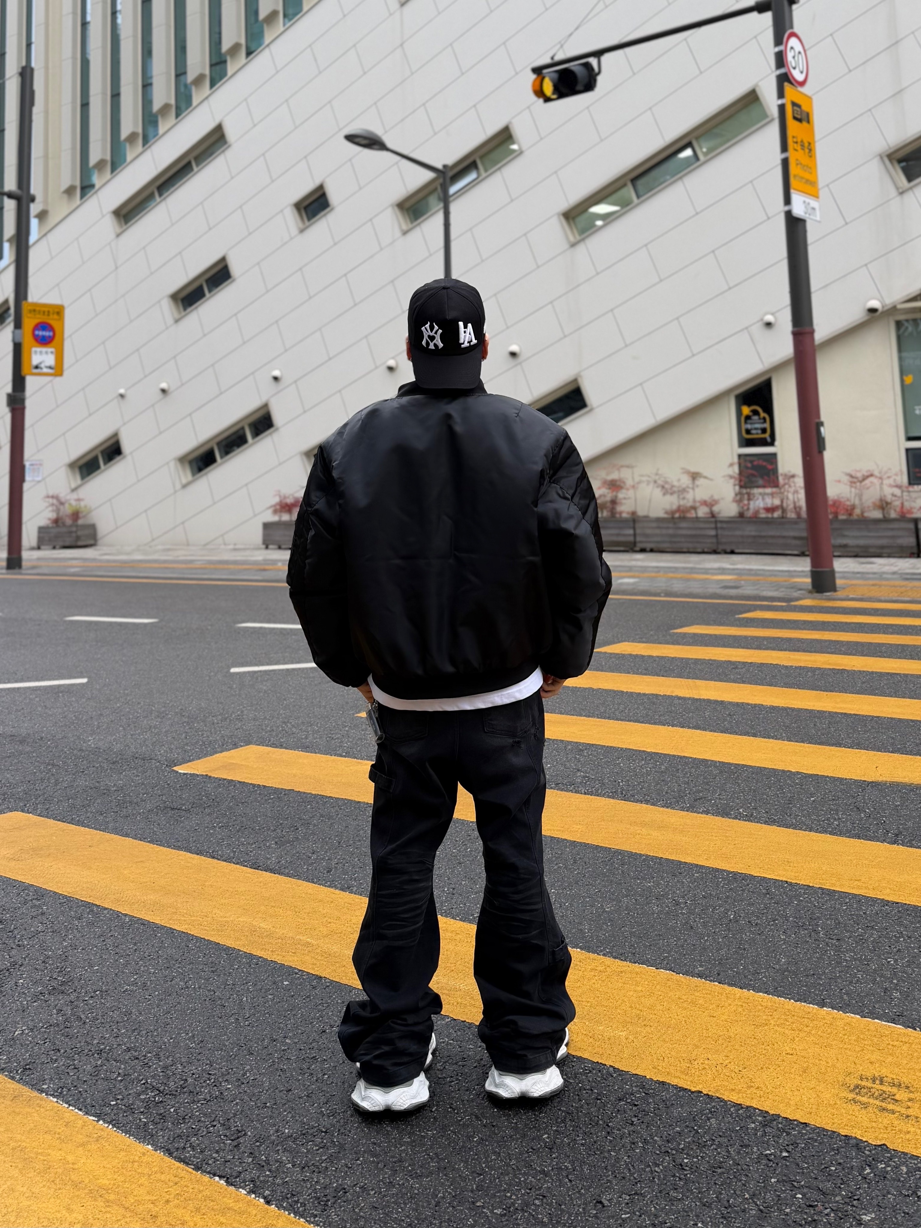 Balenciaga Cargo Sneakers White Grey 착용 스타일 - 5