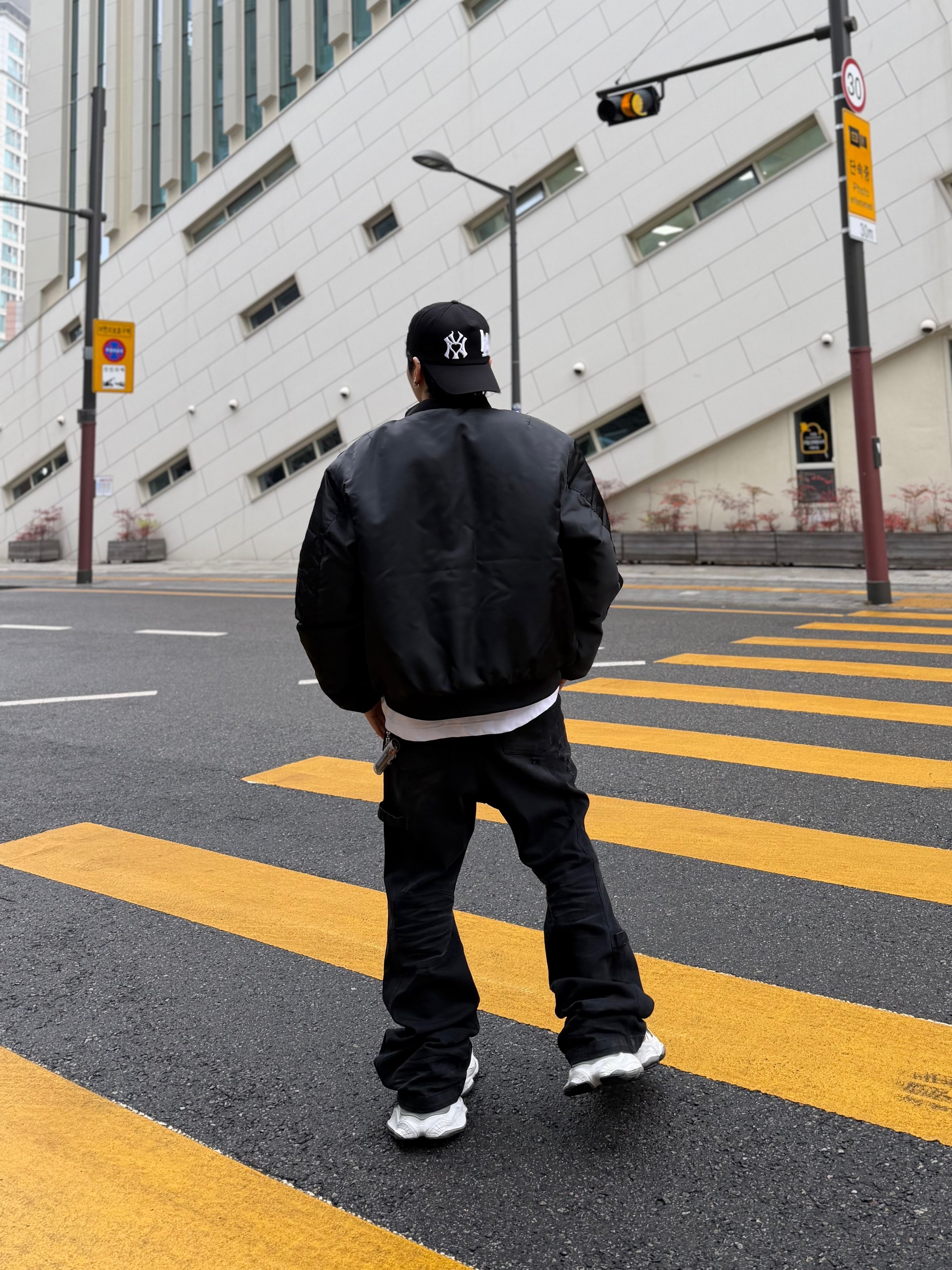 Balenciaga Cargo Sneakers White Grey 착용 스타일 - 4