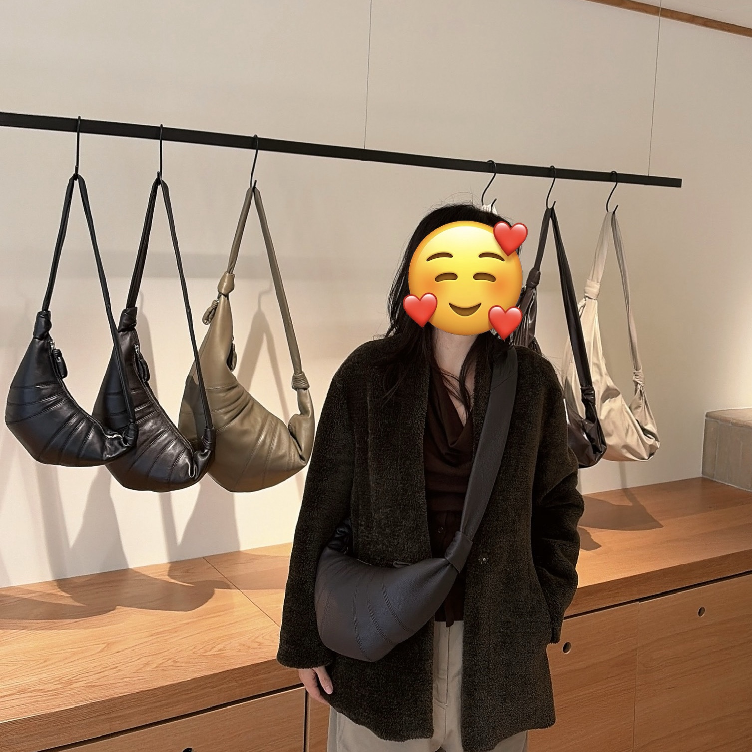 Lemaire Small Croissant Bag Soft Nappa Leather Mink 착용 스타일