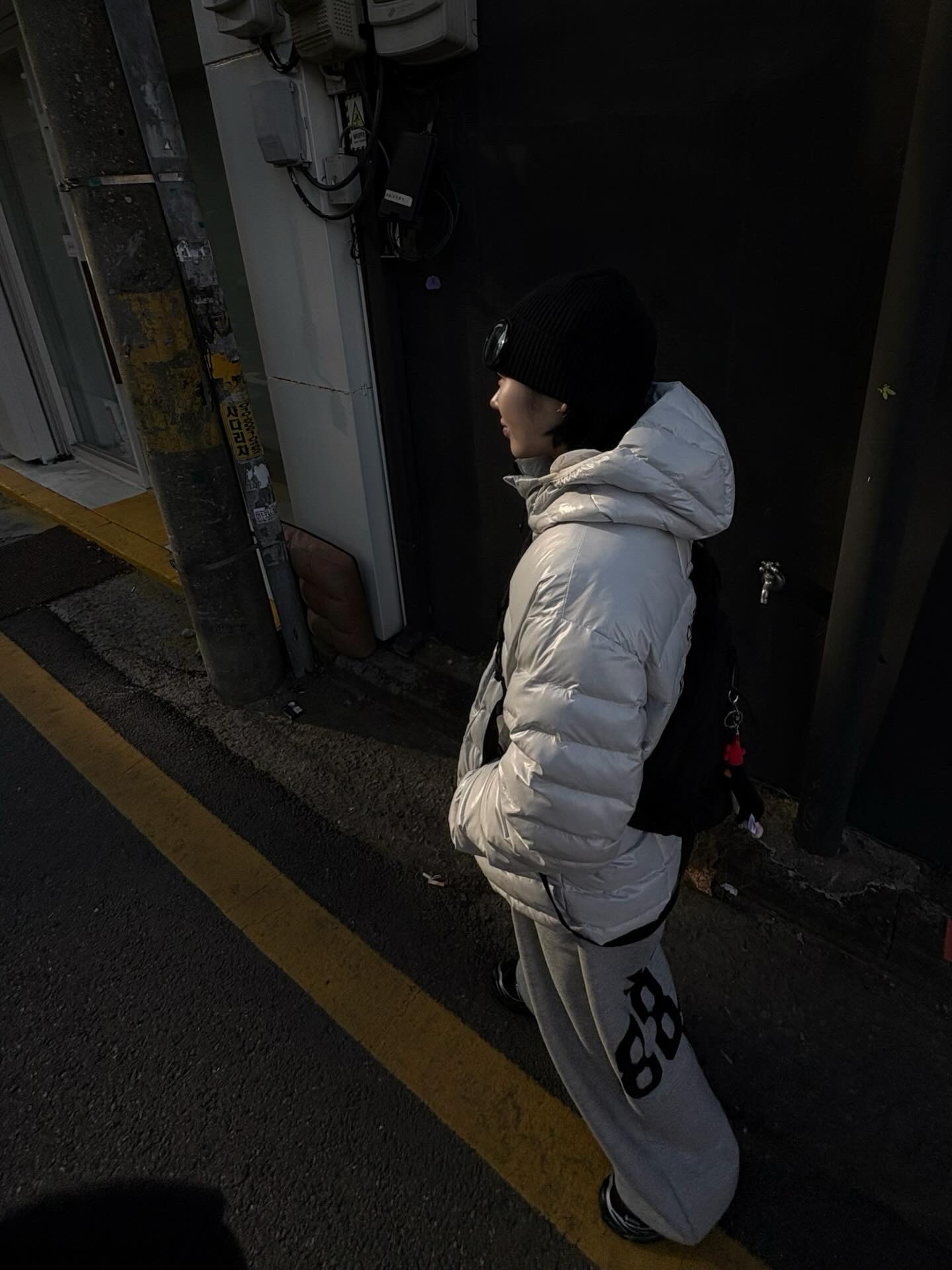 C.P. Company Extra Fine Merino Wool Goggle Beanie Black - 24FW, C.P. Company Nylon B Lens Cross Bag Black 착용 스타일 - 3