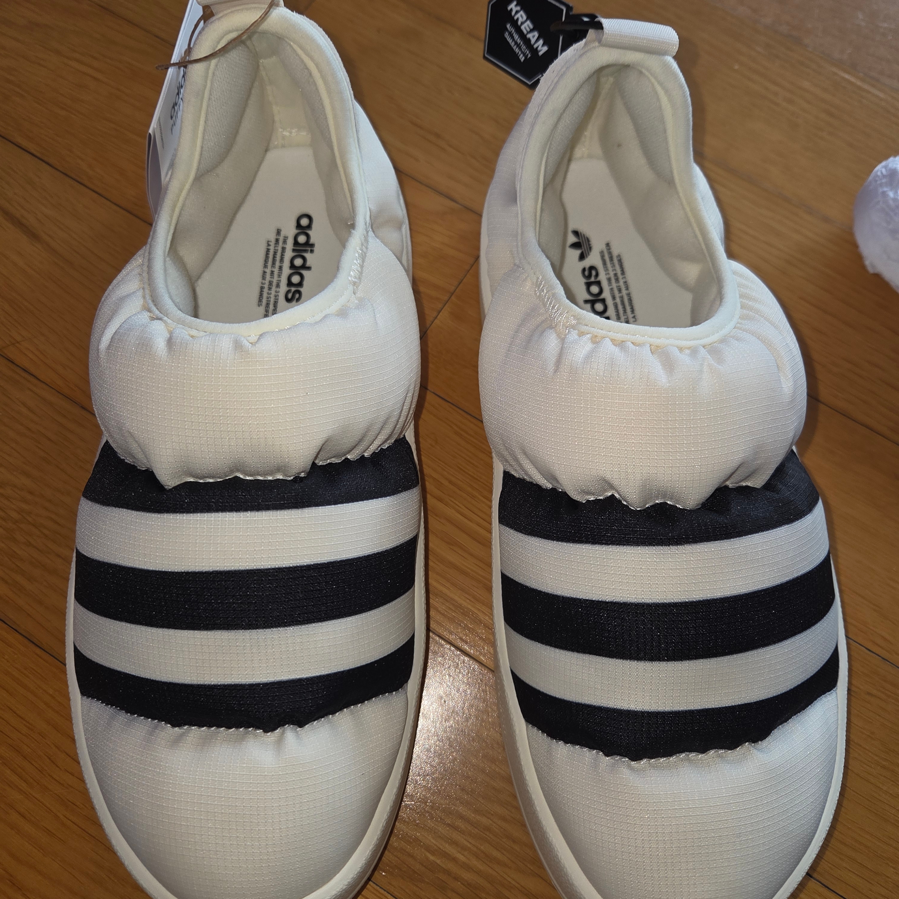 Adidas Puffylette Off White 착용 스타일