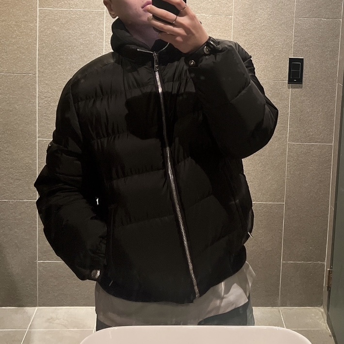 Prada Re-Nylon Short Puffer Jacket Black 착용 스타일