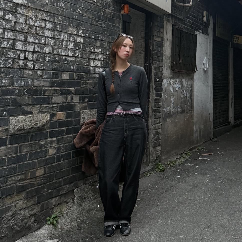 Express Holiday Merino Wool Blend Crop Cardigan Ivory, Express Holiday Merino Wool Blend Crop Cardigan Charcoal 착용 스타일 - 1