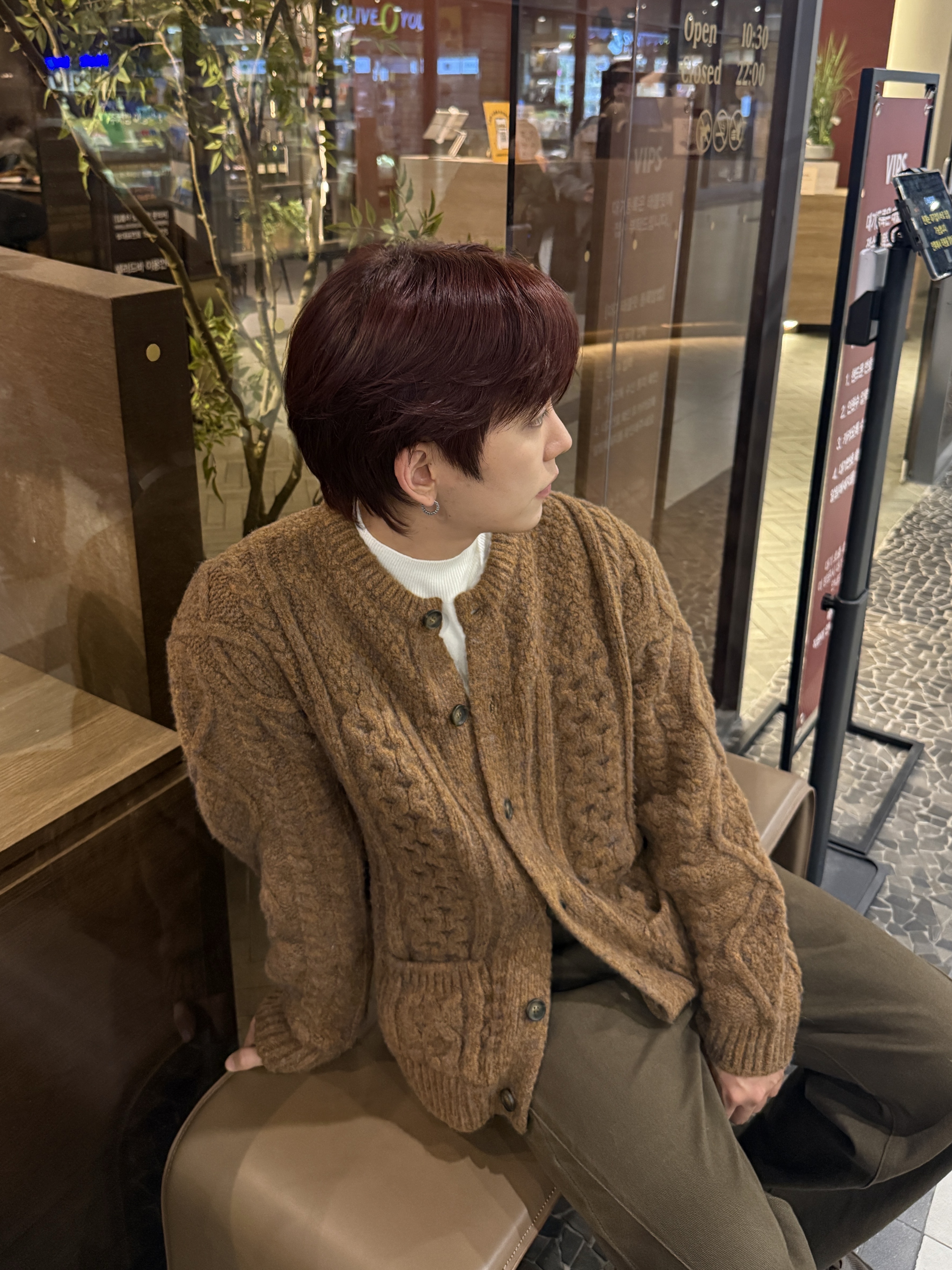 Knitted Bold Cable Round Knit Cardigan Camel 착용 스타일