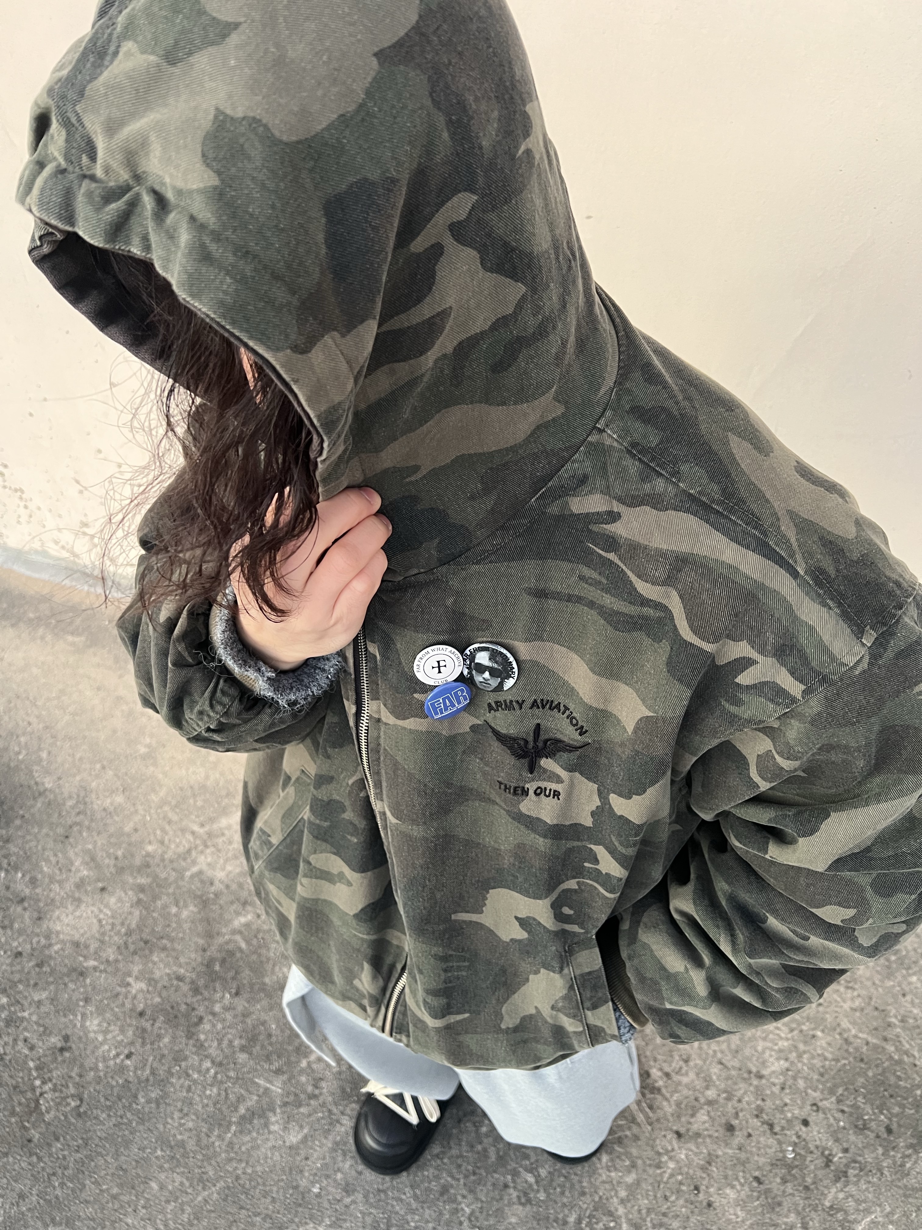 MJD x Koin Seoul Belted Heavy Sweat Baggy Pants Melange Grey, Farfromwhat Far Pin Button & Safety Pin 착용 스타일 - 4