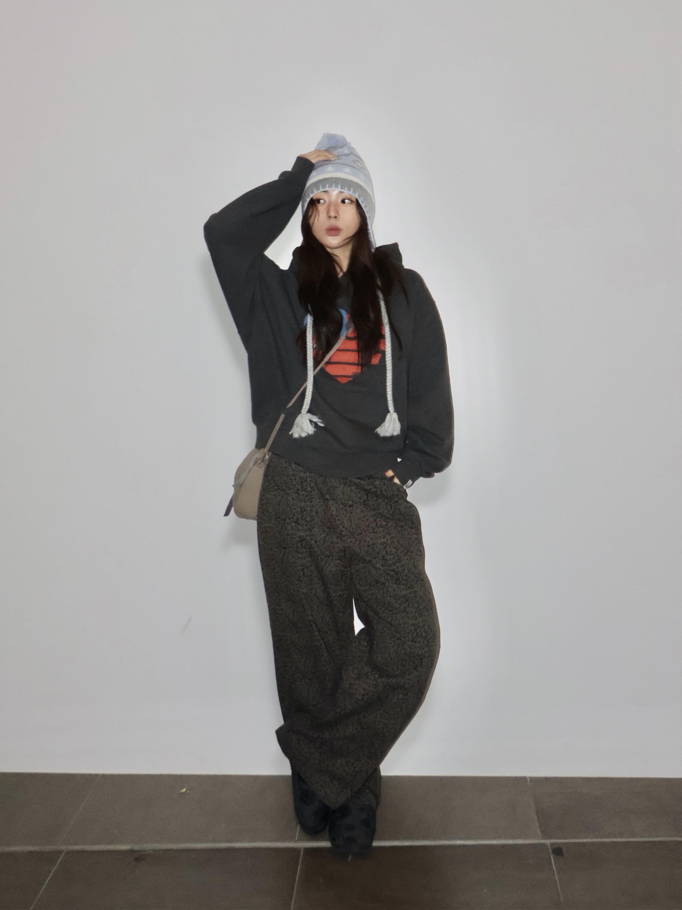 Pahisum Jersey Mini Bag Charcoal, Subu Packable Exclusive Charcoal Snow Dot 착용 스타일 - 2