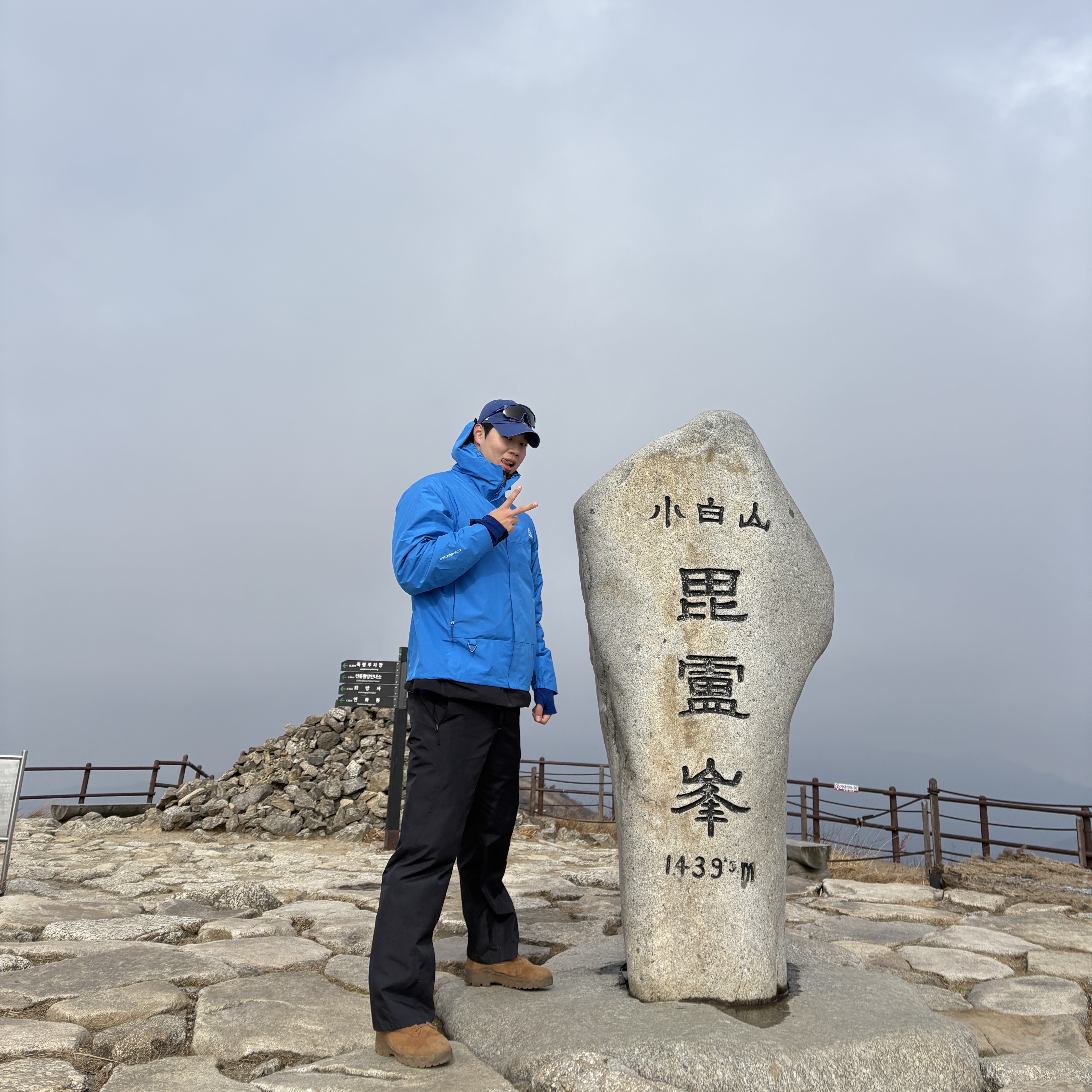 Nike ACG Storm-Fit ADV Cascade Rains Full Zip Jacket Light Photo Blue Summit White - Asia 착용 스타일 - 2