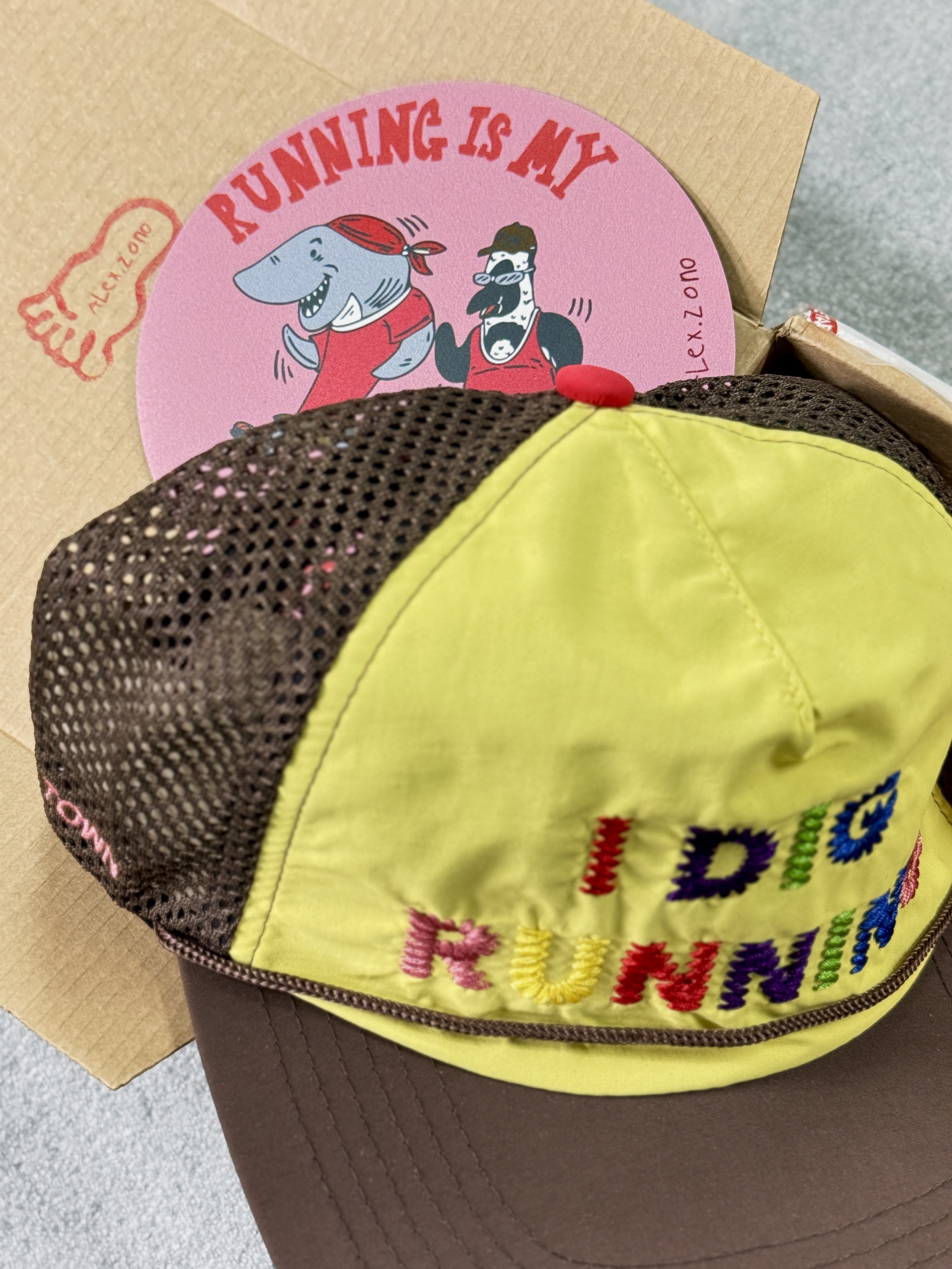 Alex Zono I Dig Running Rainbow Trucker Hat Yellow Brown 착용 스타일