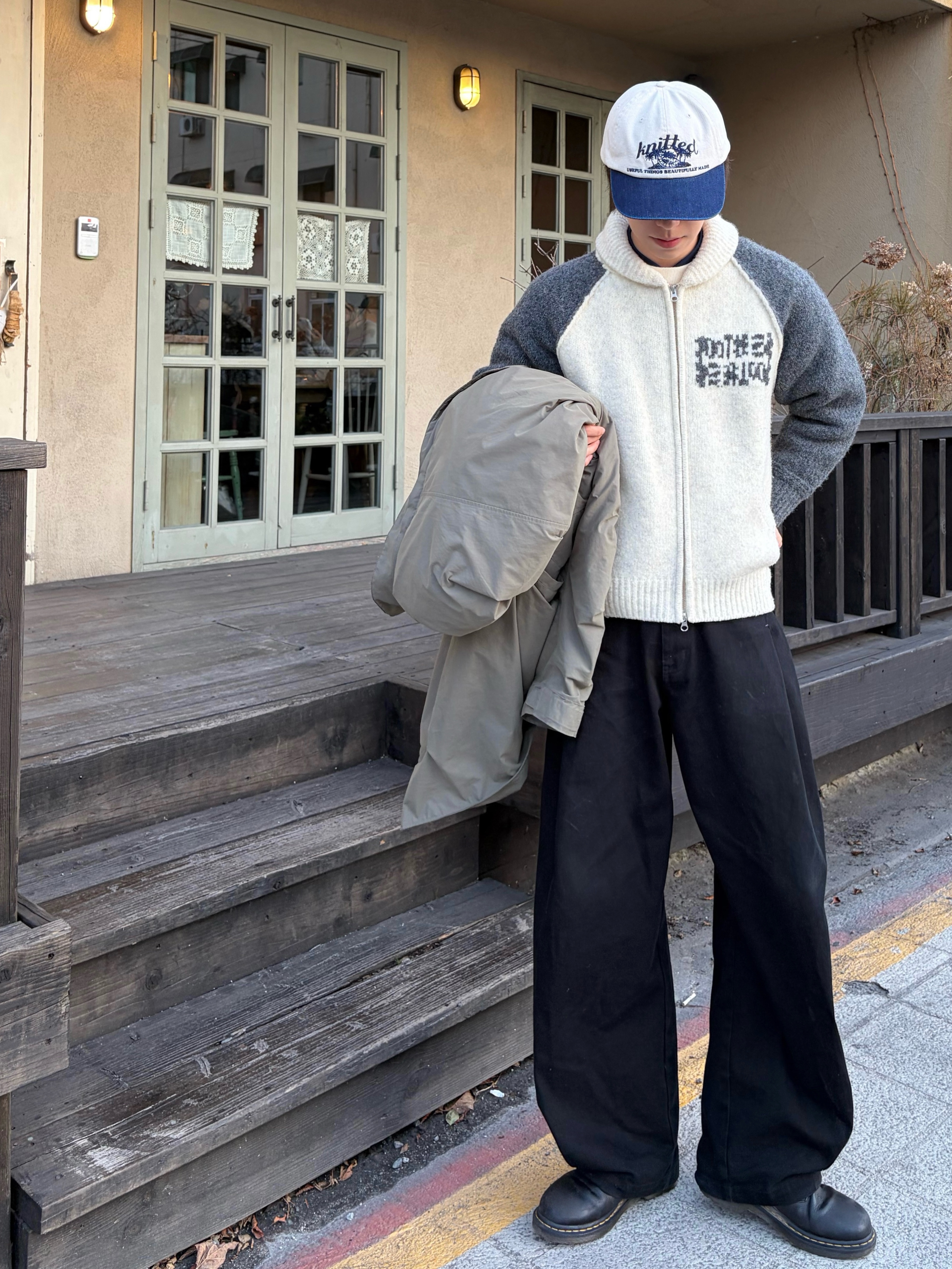 Knitted Bulky Wool Stadium Zip up White Charcoal 착용 스타일